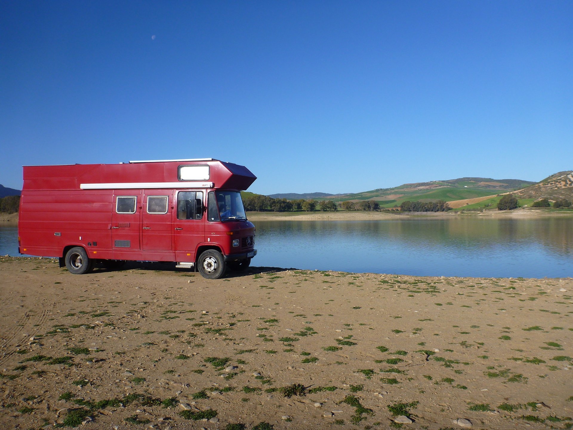 Dein Wohnmobil-Abenteuer: Freiheit auf sechs Rädern – unterwegs in der Natur.