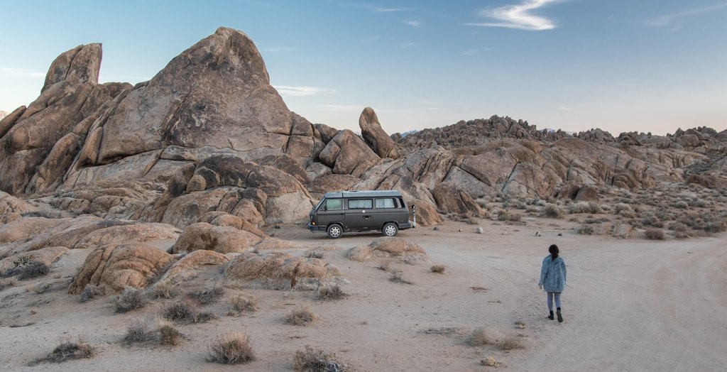 Dein Wohnmobil auf einem sonnigen Stellplatz – bereit für dein August-Abenteuer mit PaulCamper!