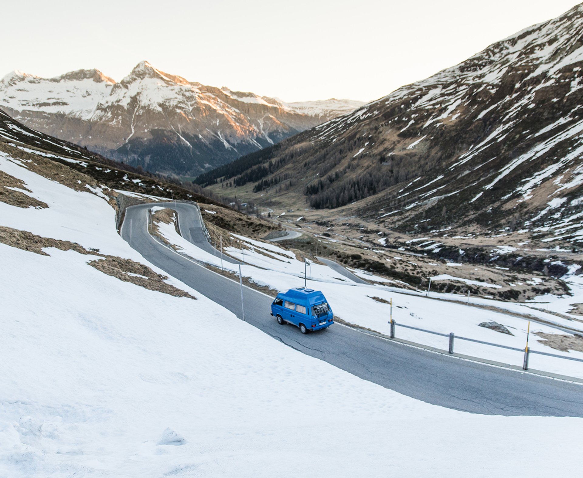 Blauer Camper in Bergen