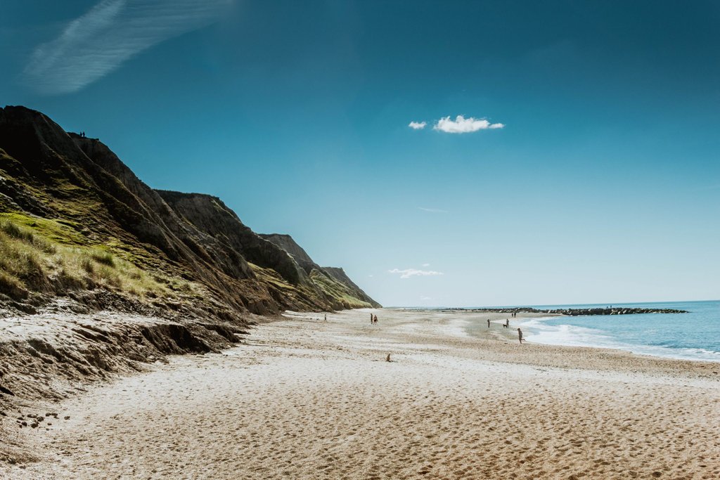 Sonniger Campingplatz an der Nordsee: Wohnwagen, Strand und Meerblick. Dein perfekter Urlaub!