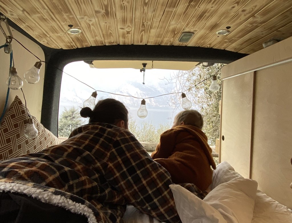 Familien-Camping am Meer: Sonniger Strand, Wohnwagen & glückliche Kinder!