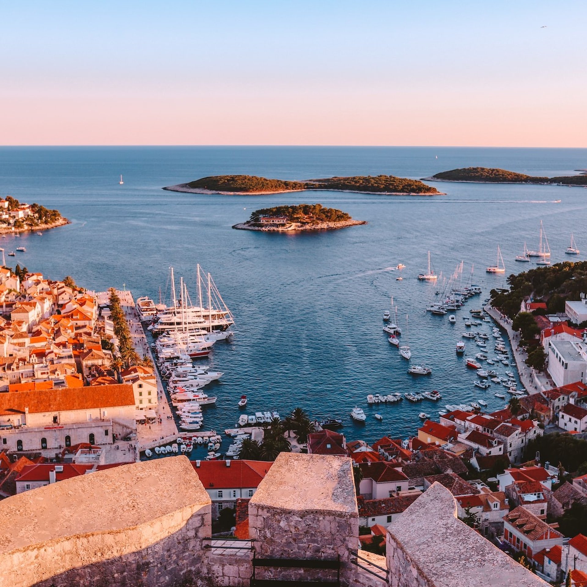 Kroatien Insel Hvar Sonnenuntergang Adria Boote Meer Urlaub im März Campingurlaub