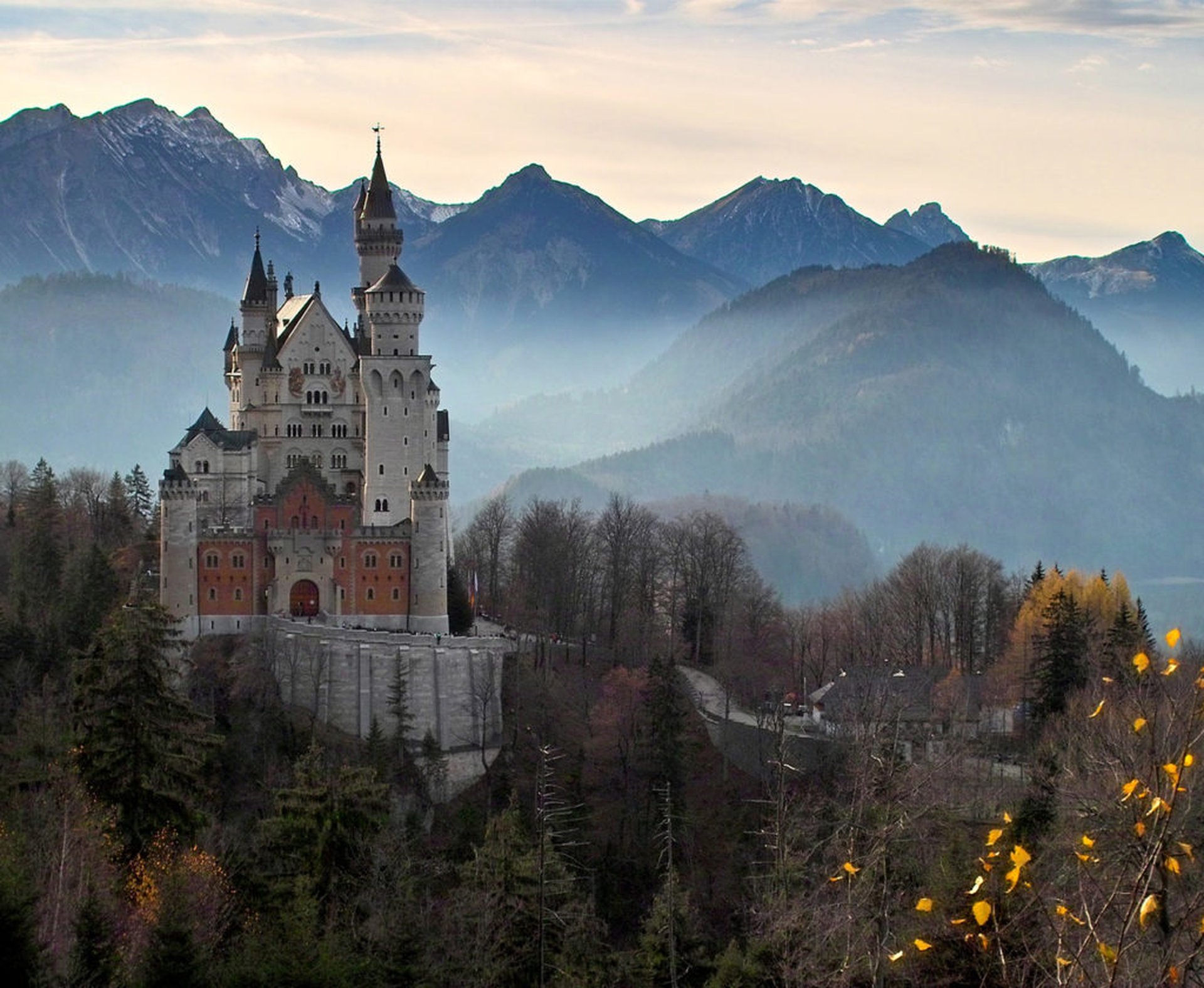 Schloss Neuschwanstein, Reiseziele Wohnmobil Deutschland, Alpen, Baum, Nebel