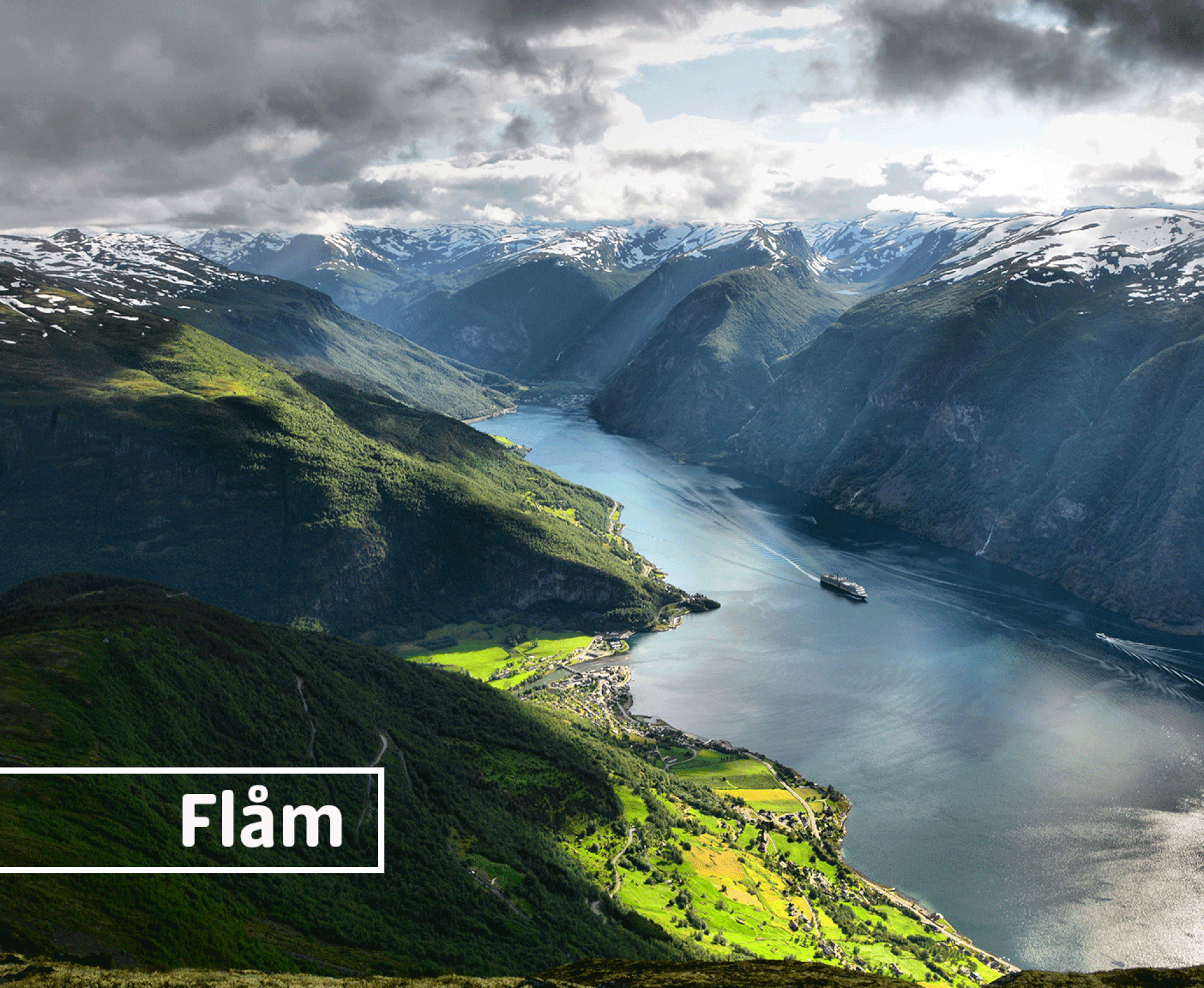 Fjord und Berge mit Wiese