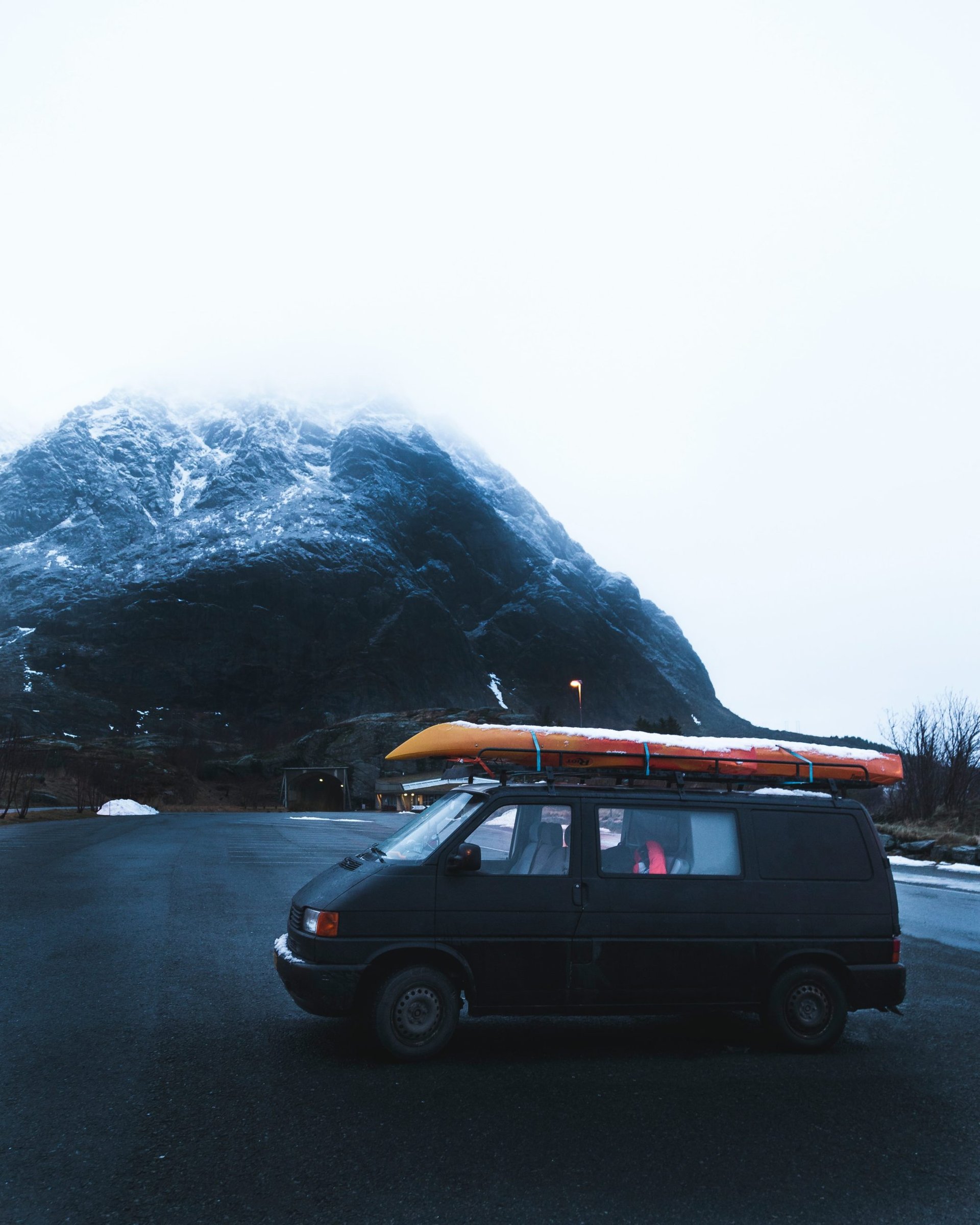 Camper mit Kanu auf Lofoten Rundreise
