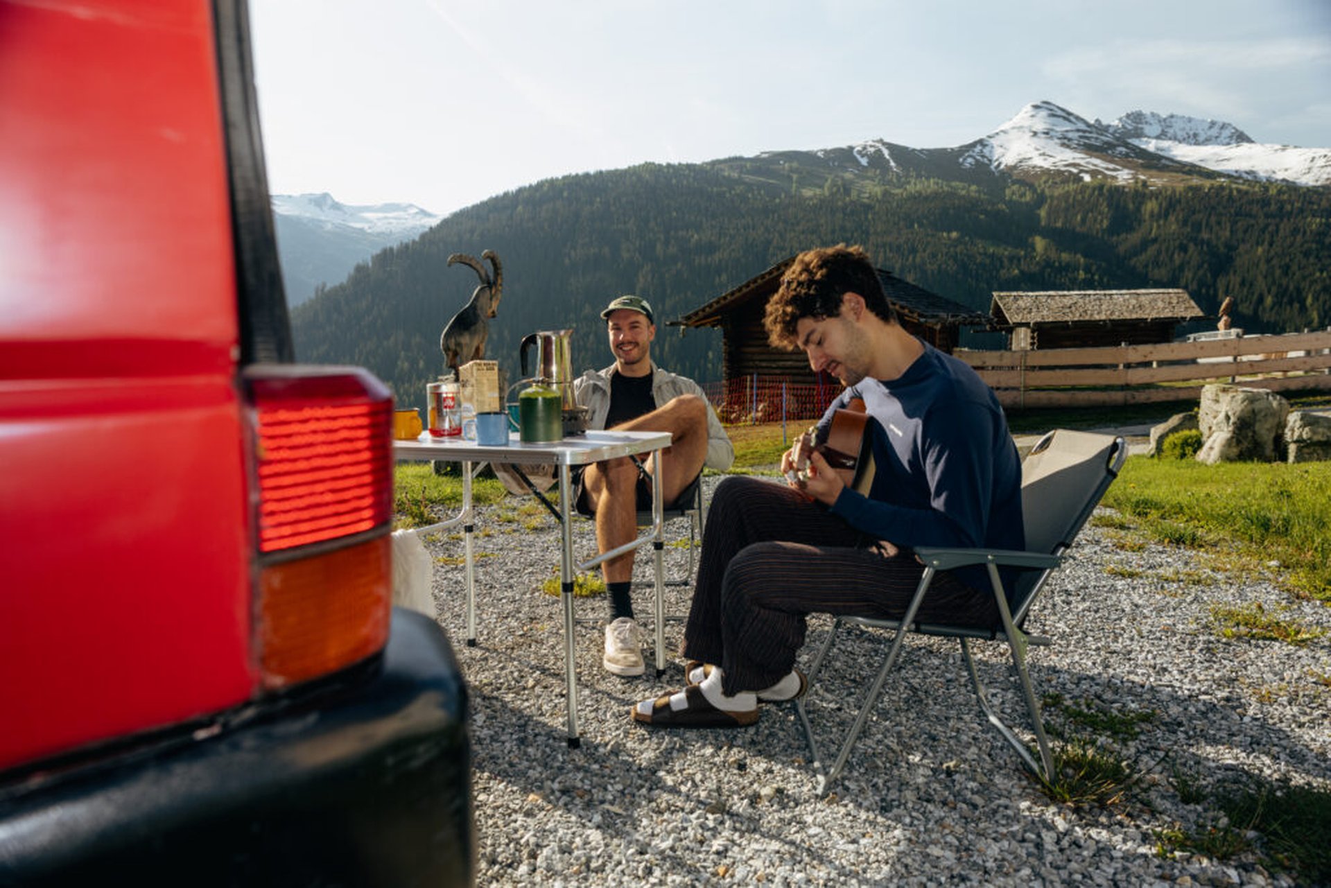 Dein Schweizer Alpen-Roadtrip: Atemberaubende Berglandschaft, Campingplatzidylle & Wohnmobil-Abenteuer.