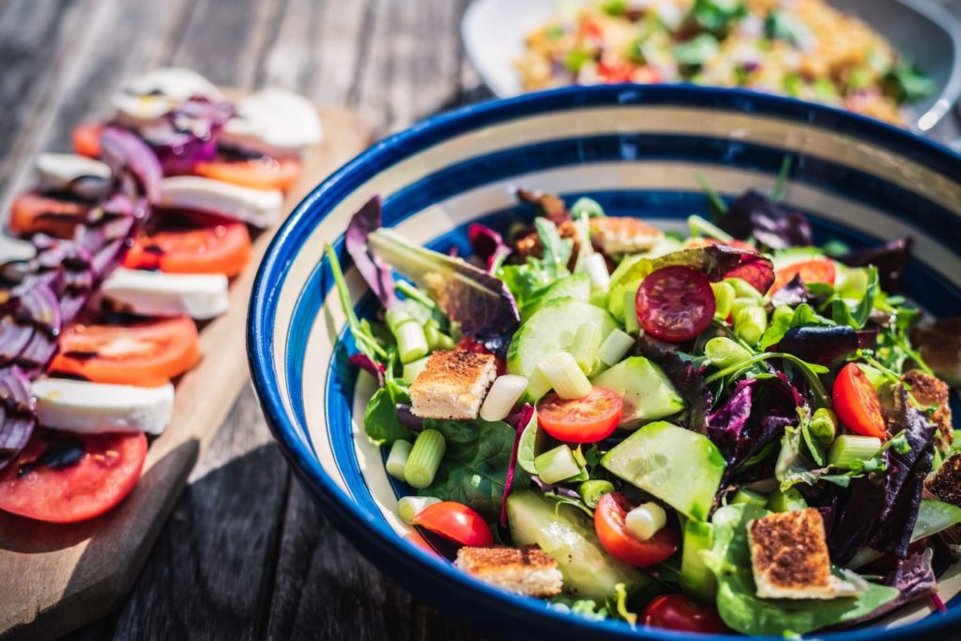 3. De salade voor de barbecue-avond mag niet ontbreken in de campingrecepten - 3. Salat e 1024x683