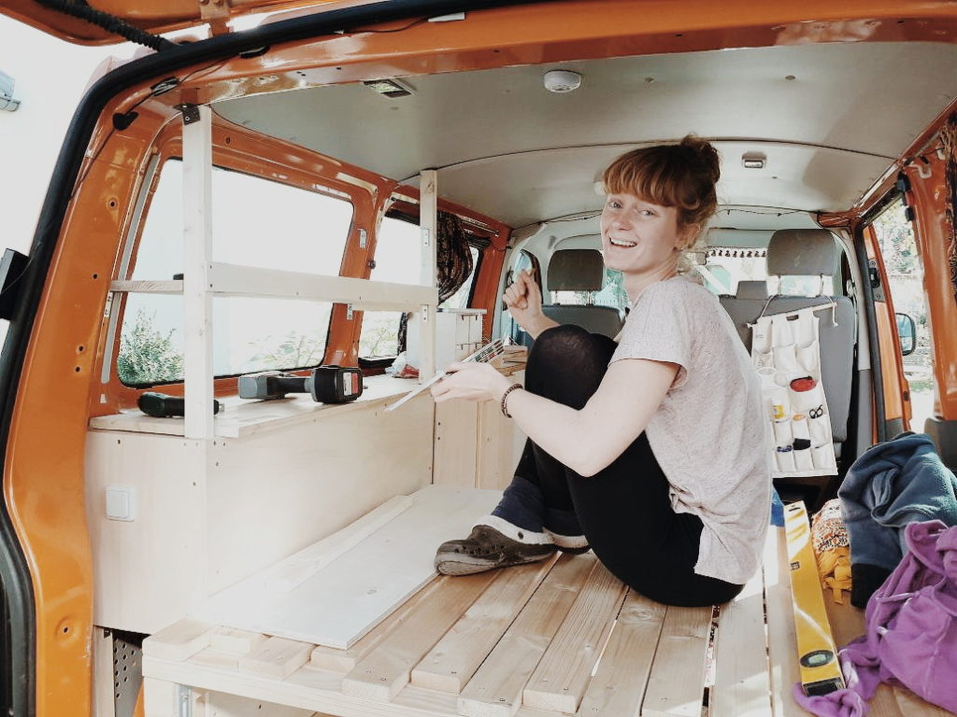VW T5 ausbauen - Van Ausbau mit Holz