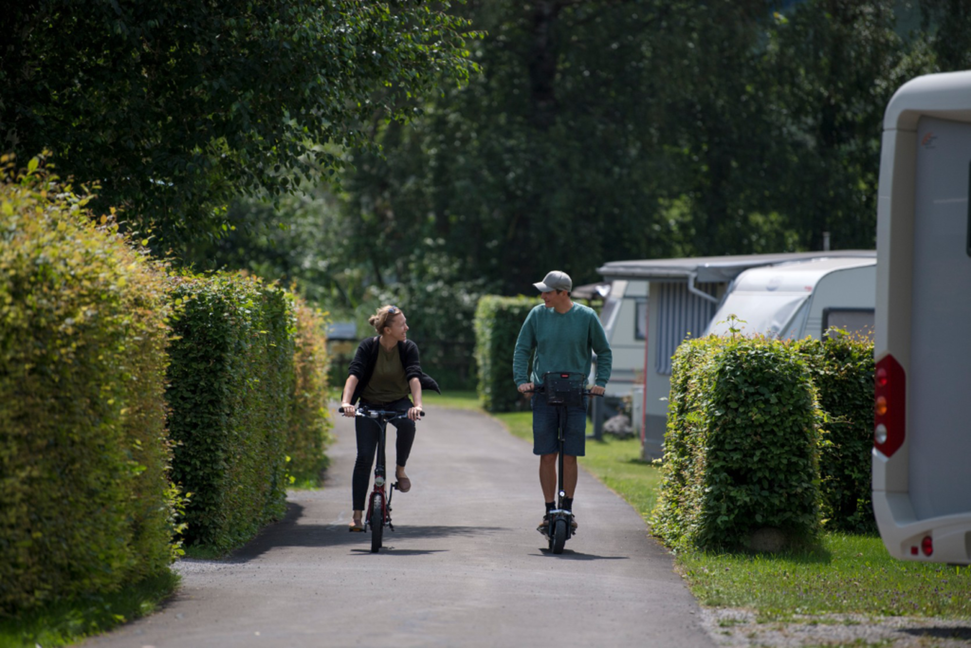 Radreise durch Europa: Wohnmobil am idyllischen Campingplatz.