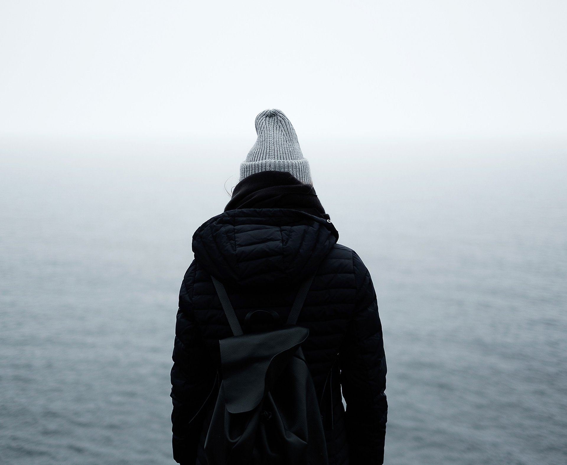 Wohnmobil vor verschneiter Winterlandschaft. Starte Deine Reise und entfliehe dem Winterblues!