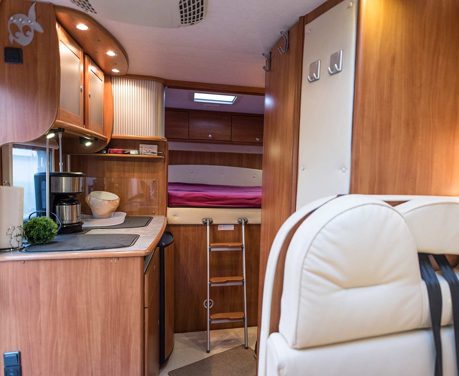 Wohnmobil von innen, Bettnische, Camperküche, Vermieter werden bei PaulCamper