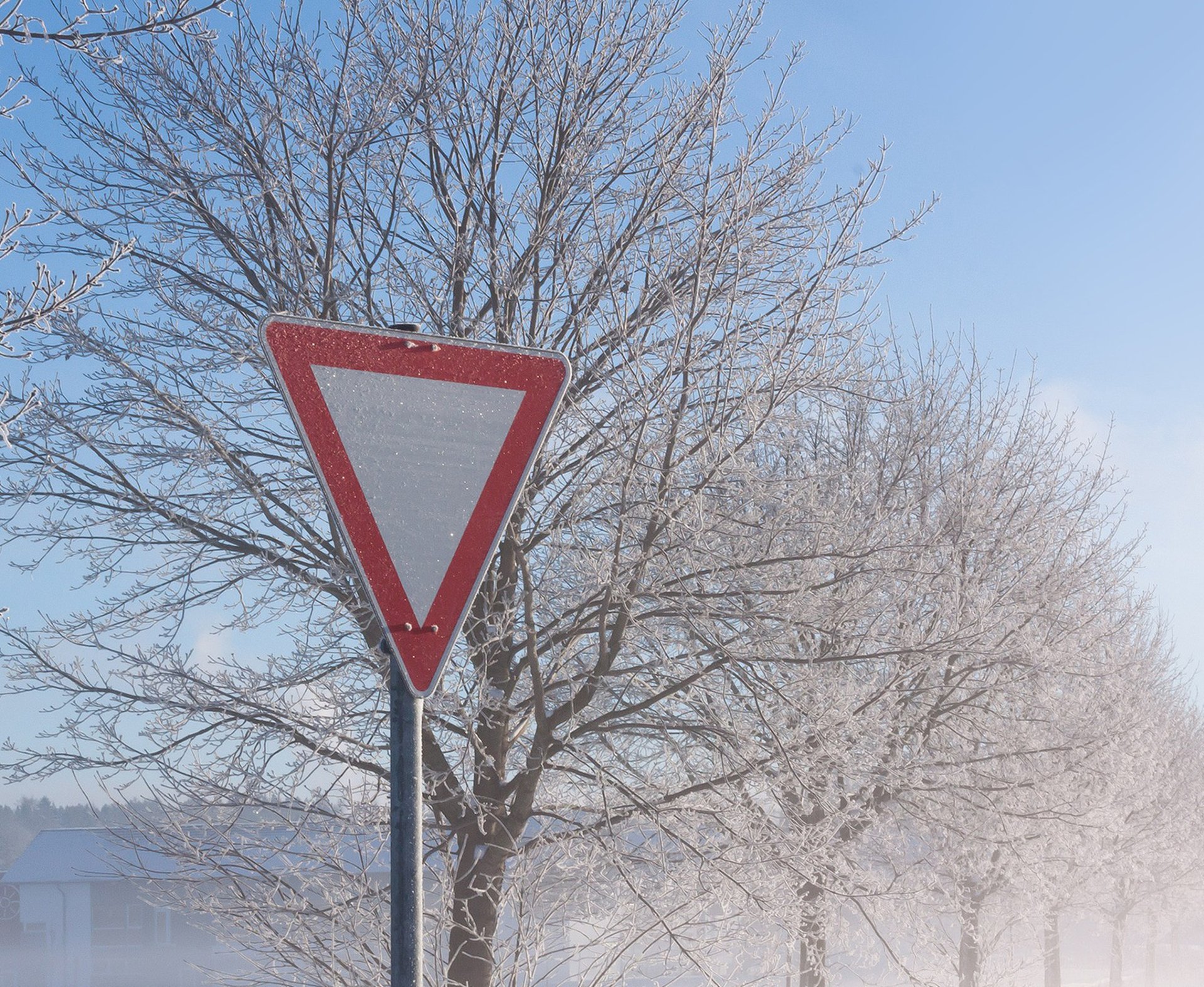Vorfahrt gewähren im Winter