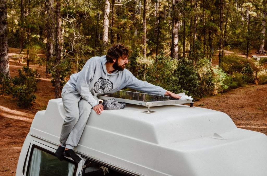 Wohnmobil mit Solaranlage auf Stellplatz: Deine Stromversorgung im Urlaub!