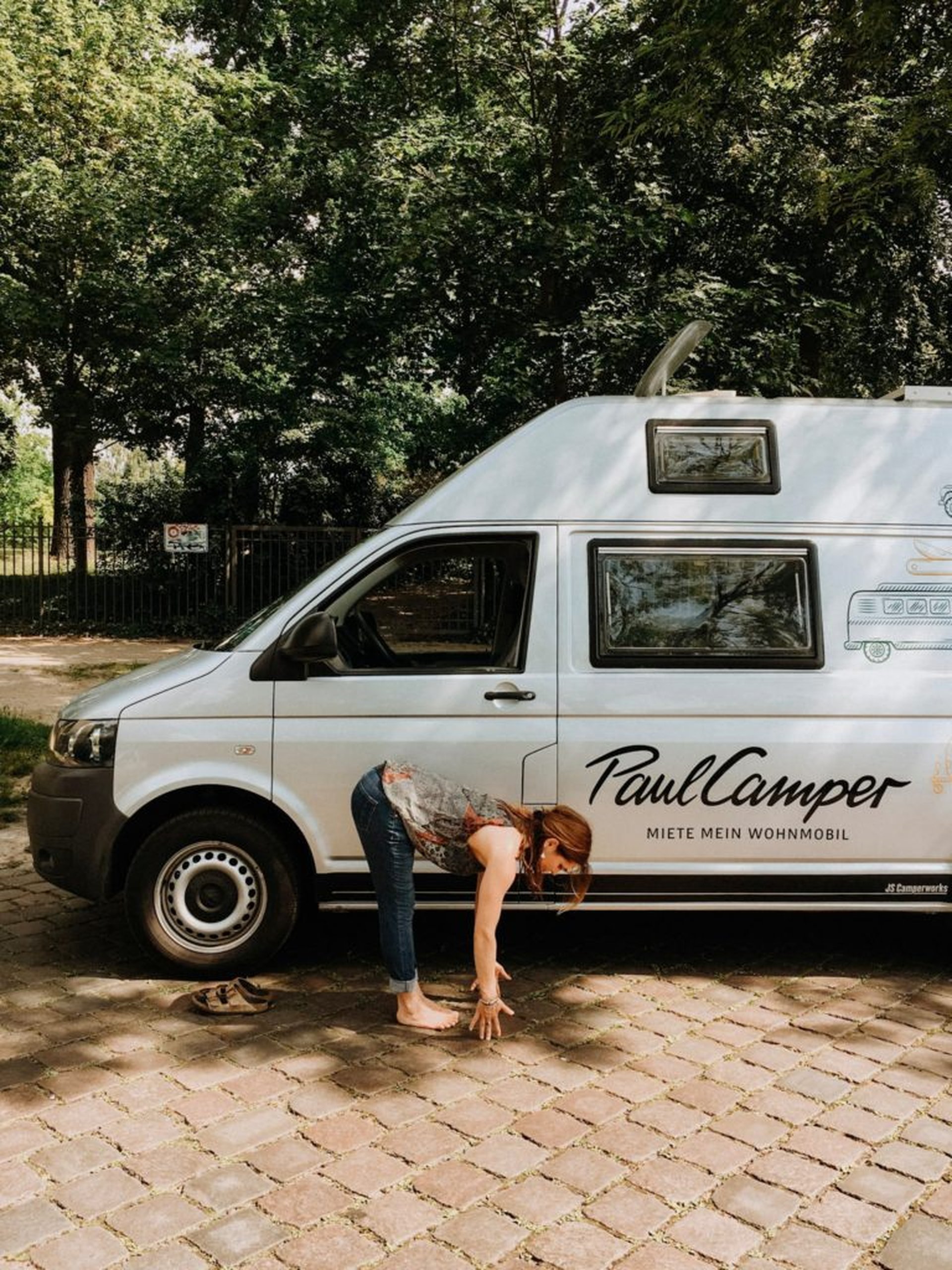 Yoga Vorbeuge im Stehen - Miete einen Camper bei PaulCamper