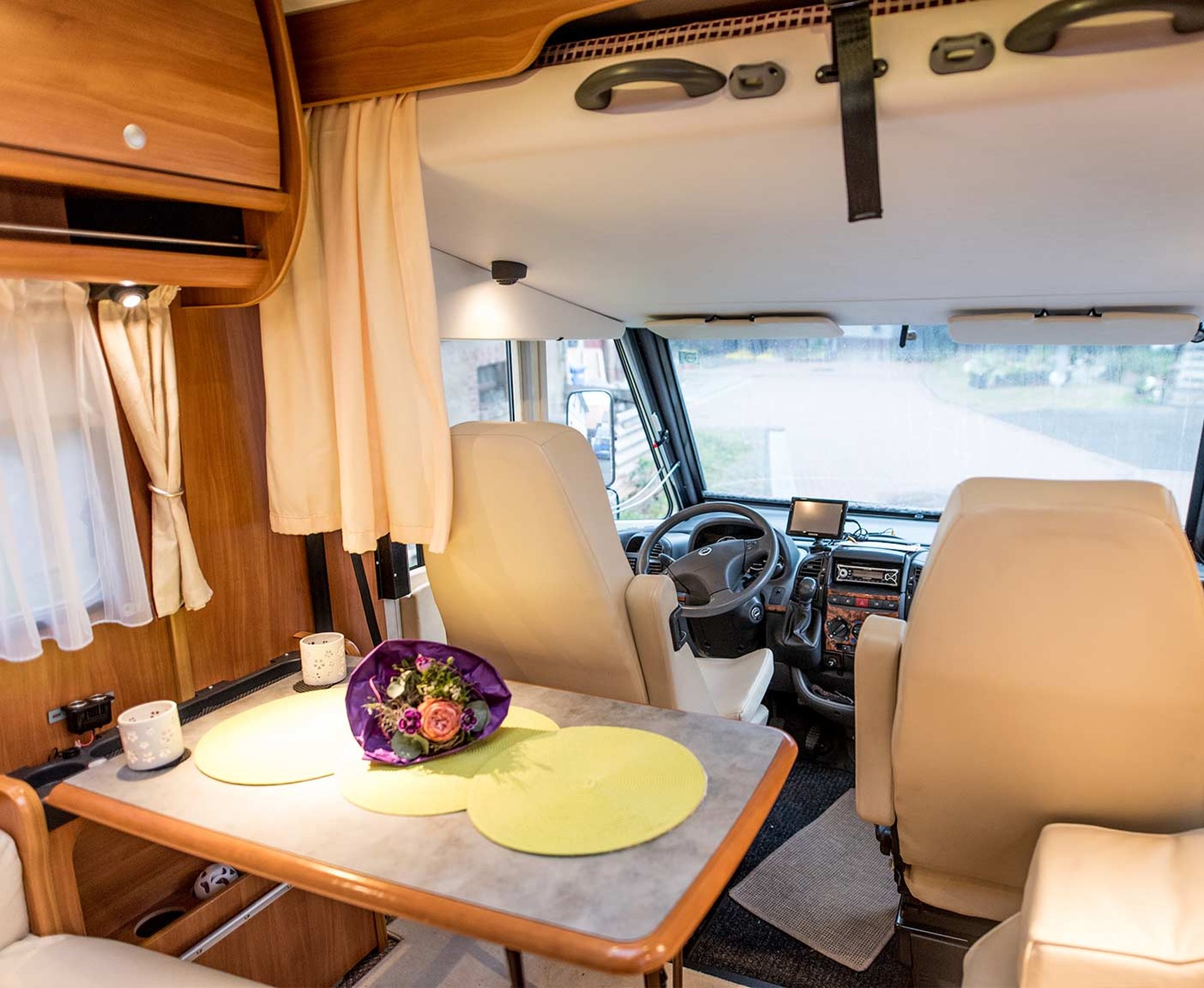 Wohnmobil von innen Fahrerkabine, Vermieter werden bei PaulCamper