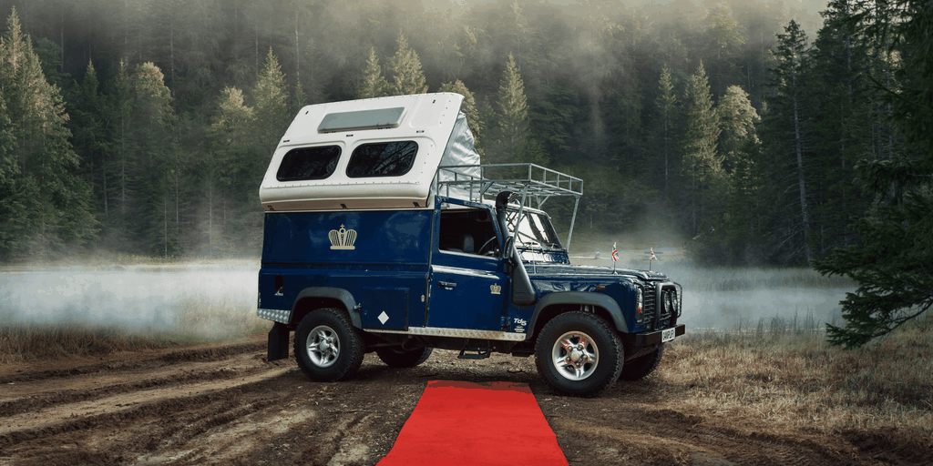 Campervan trip in the UK: rolling hills and winding roads await your next royal adventure.