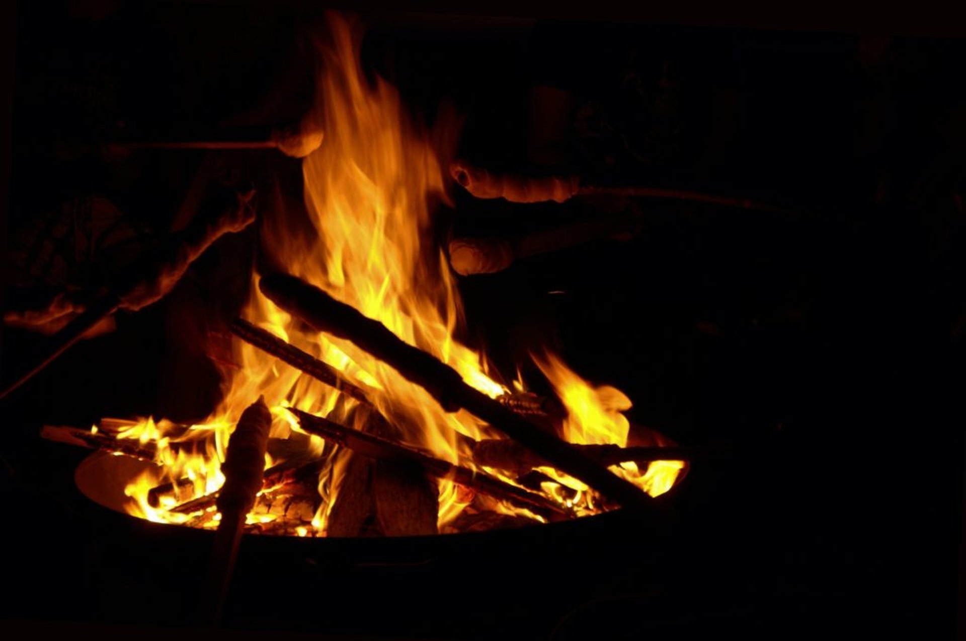 5. Stokbrood boven het vuur – de klassieker van de campingrecepten - 5. Stockbrot 1024x679