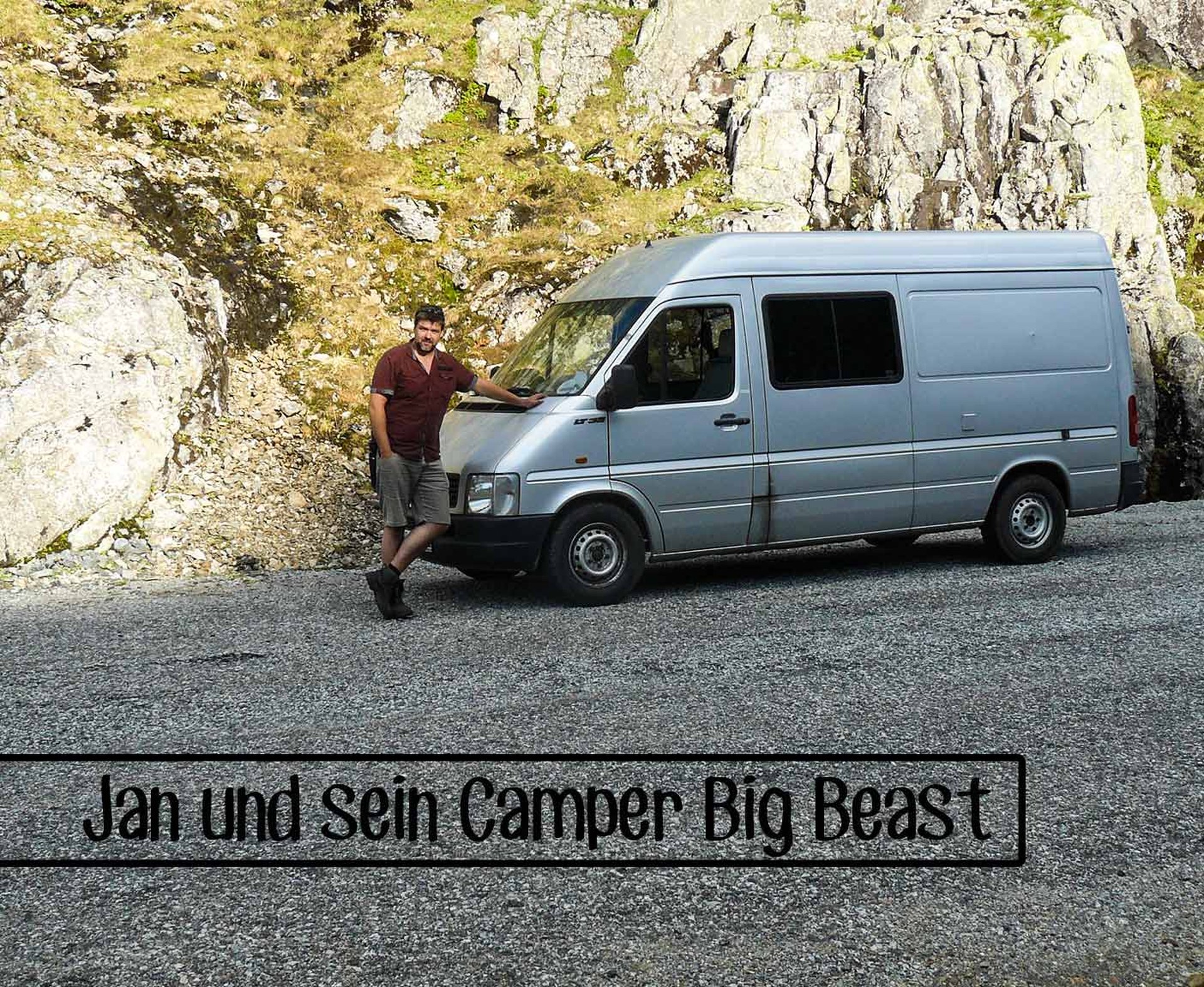 Mann lehnt an seinem Camper