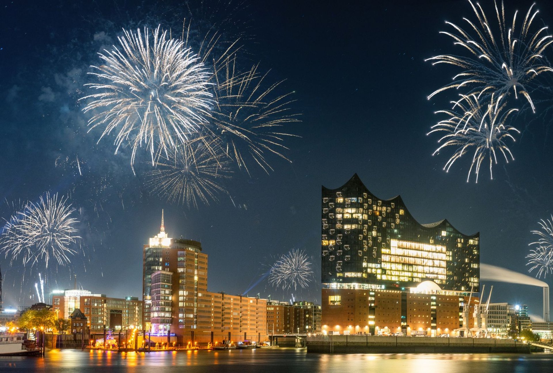 Hamburg Silvester 2023 Feuerwerk über dem Opernhaus