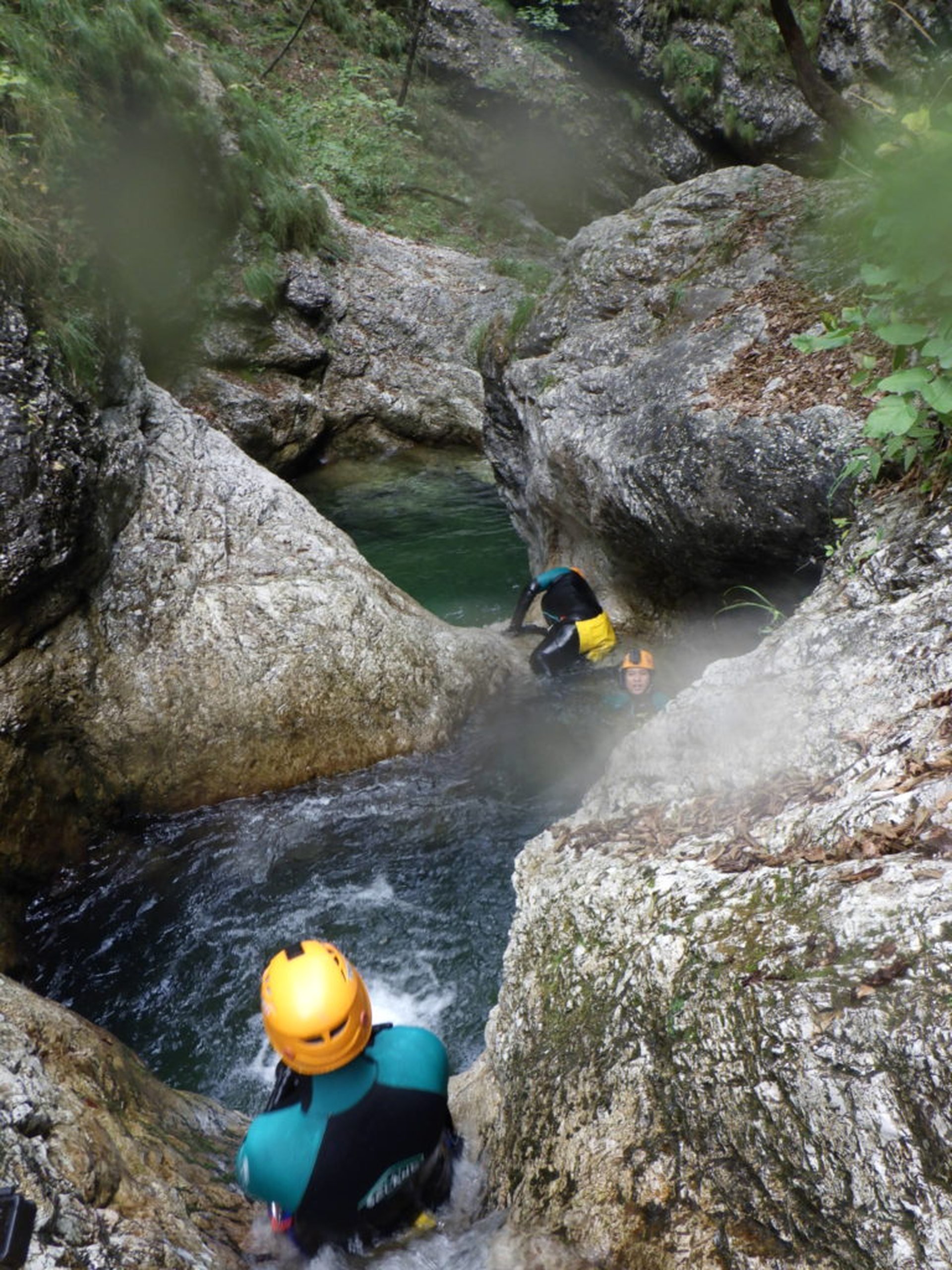 Canyoning in Slowenien beim rutschen in Wasserbecken