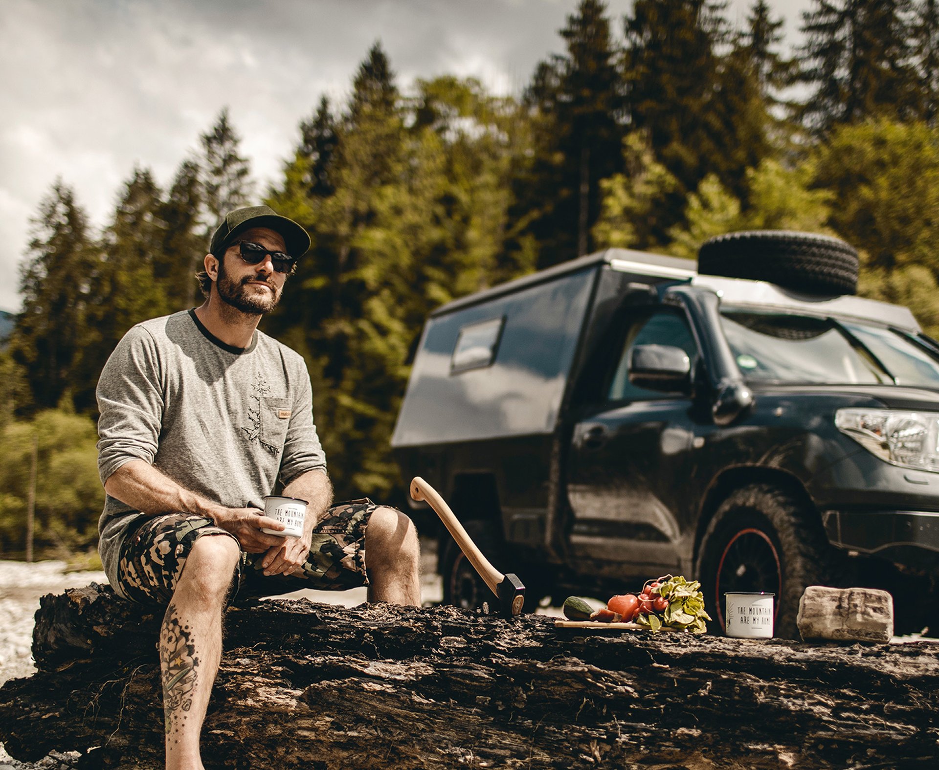 Outdoor Rezepte Mann Camper Baumstamm Outdoorküche