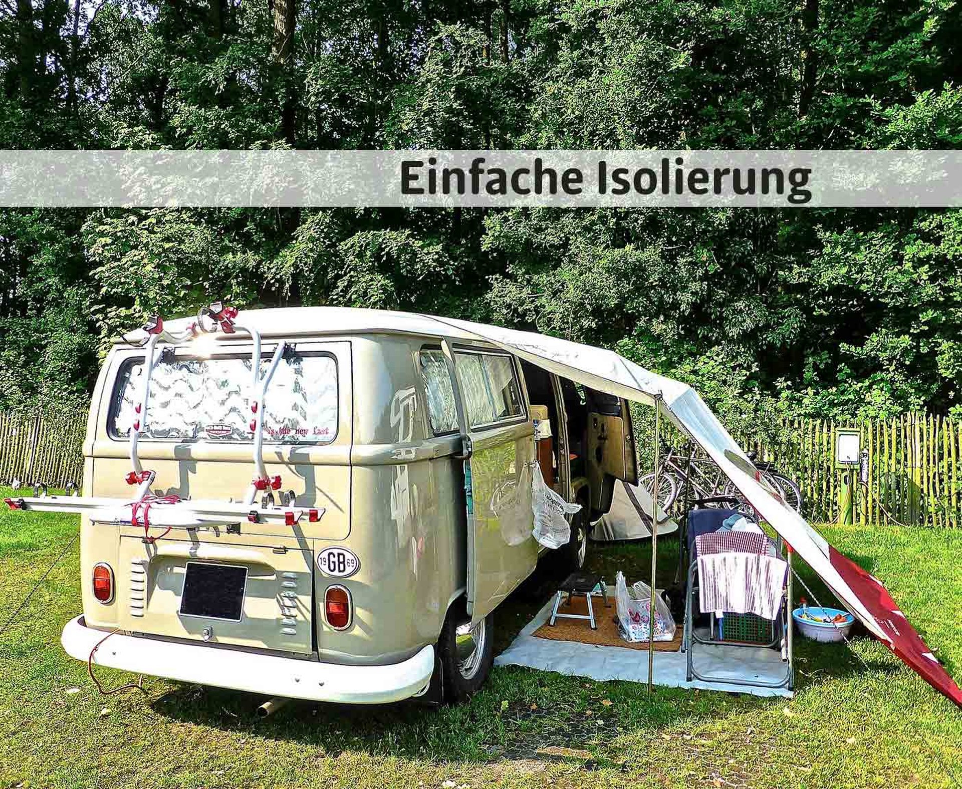 Mit Thermomatten isolierter Camper in einem Garten, Markise und Vorhänge schützen vor der Sonne