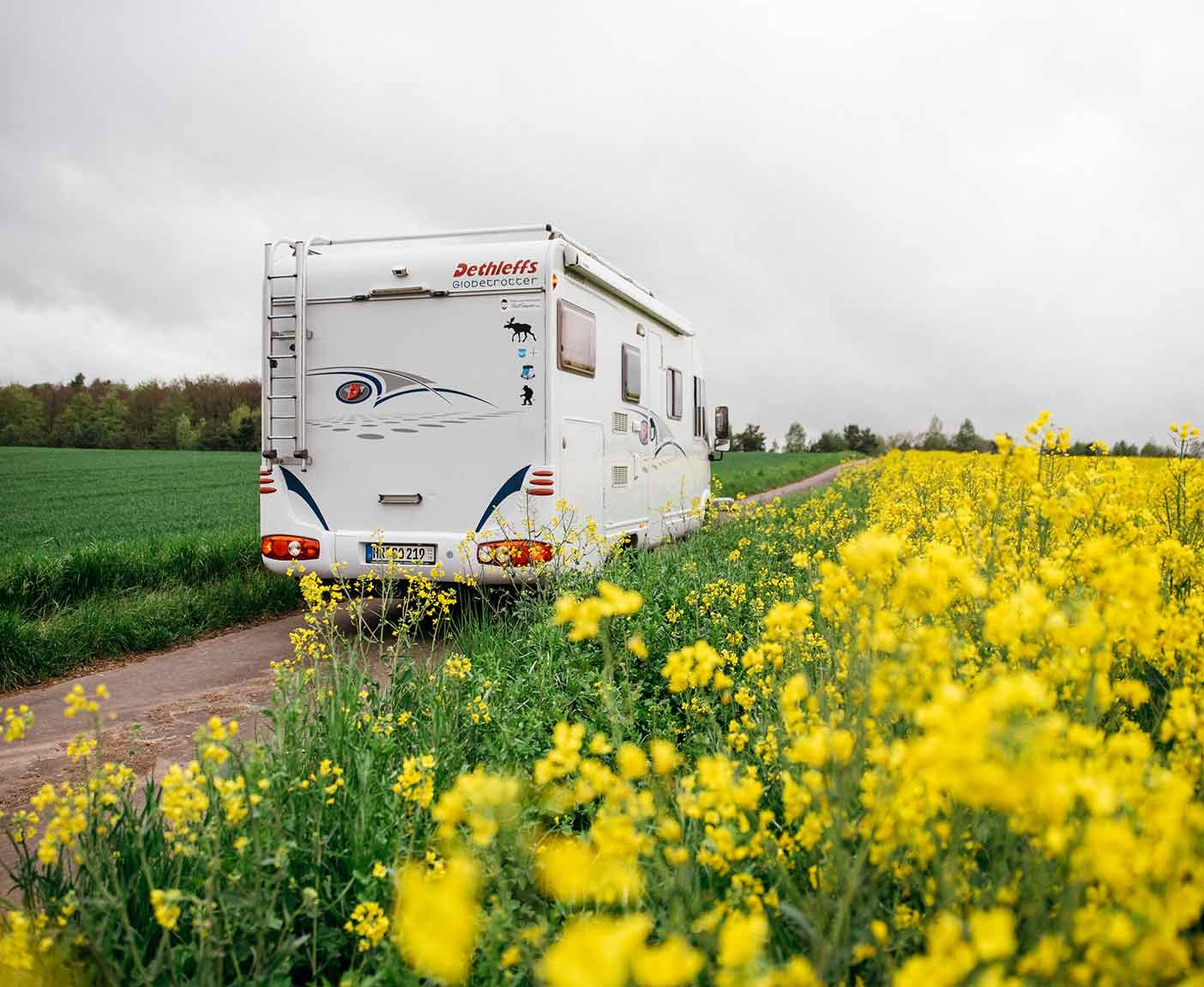 Andreas & Johanna genießen ihren PaulCamper Urlaub: Wohnmobil am See.