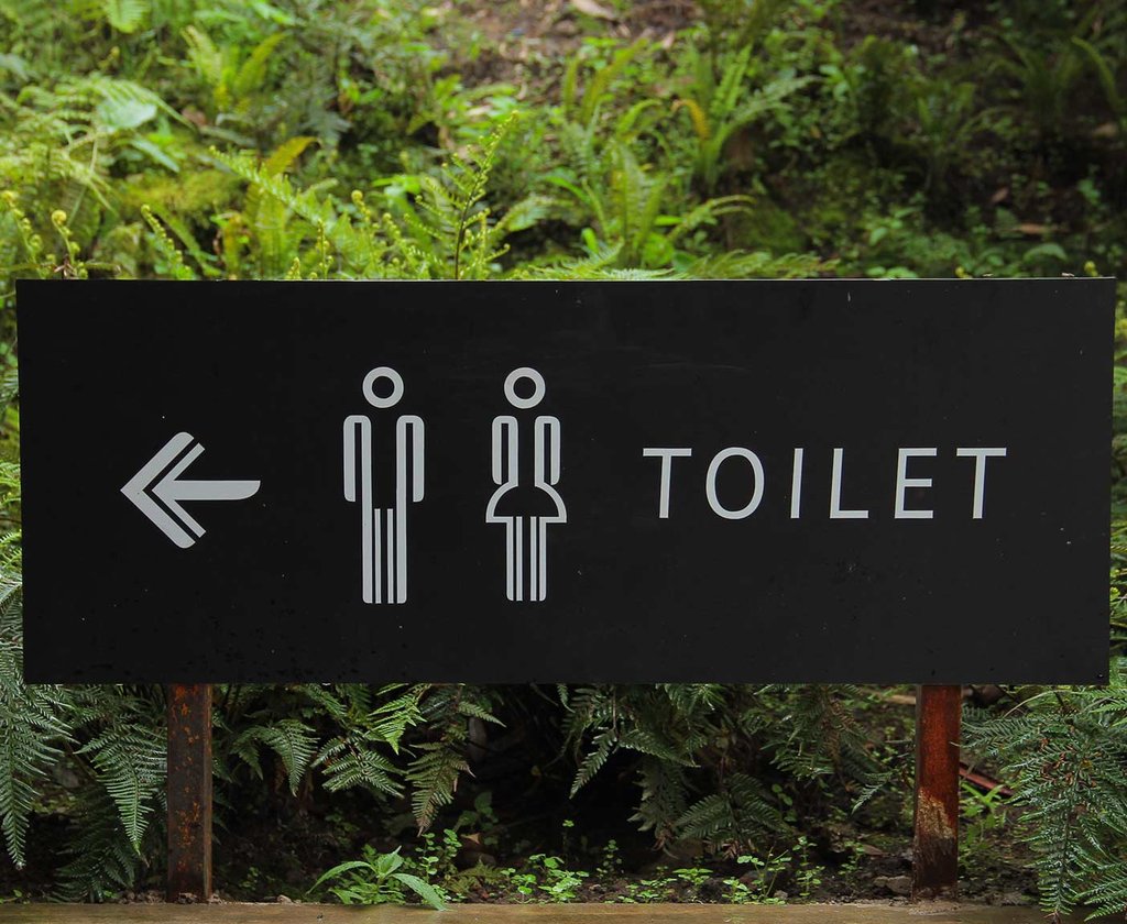 Wohnmobil und Campingtoilette auf idyllischem Stellplatz. Urlaubsfeeling pur!