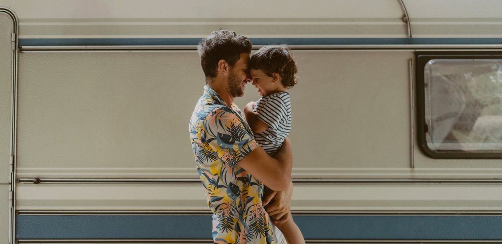 Familienurlaub im Wohnmobil: Glückliche Kinder am Campingplatz.