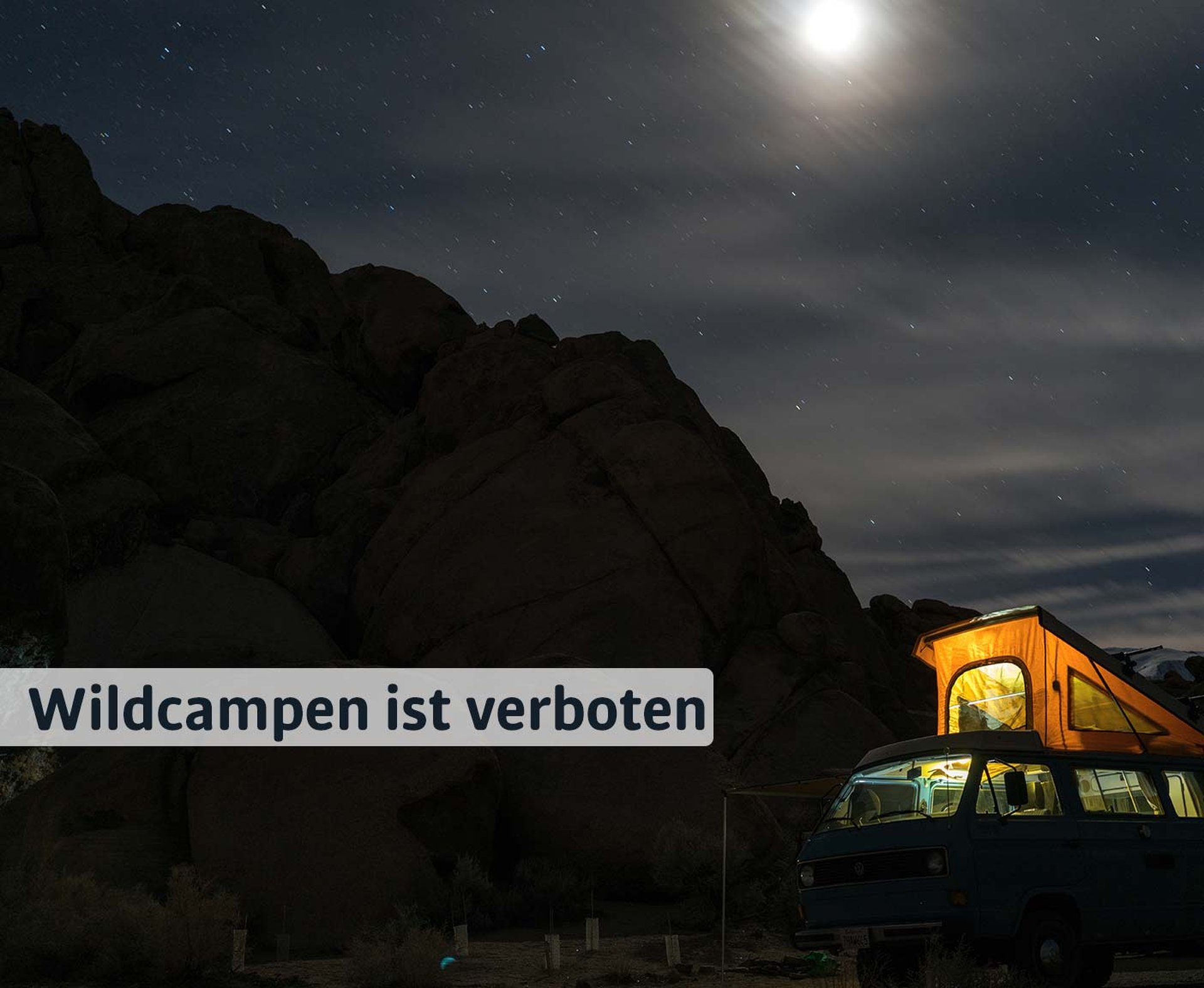 Campervan steht in der Nacht an einem Berg, wildcampen im Mondschein, Camping in Österreich mit Paulcamper