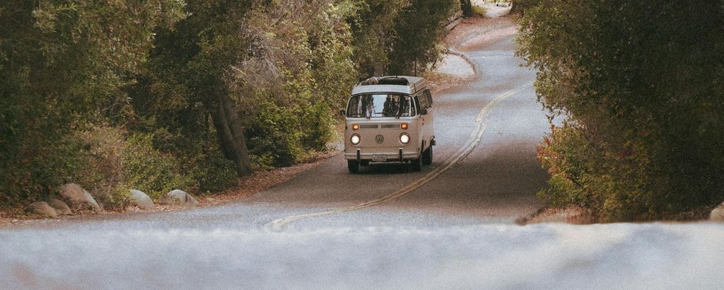 Nostalgischer VW Bulli T2 auf Roadtrip: Dein nächstes Camper-Abenteuer wartet!