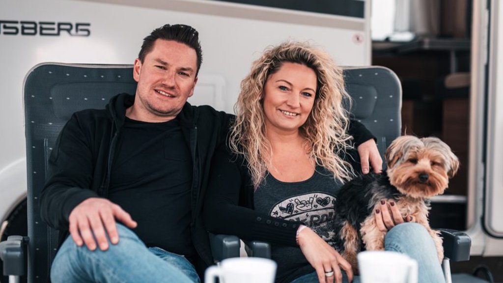 Wohnmobil auf sonnigem Stellplatz: Genieße Deine Reise und Erholung mit PaulCamper!