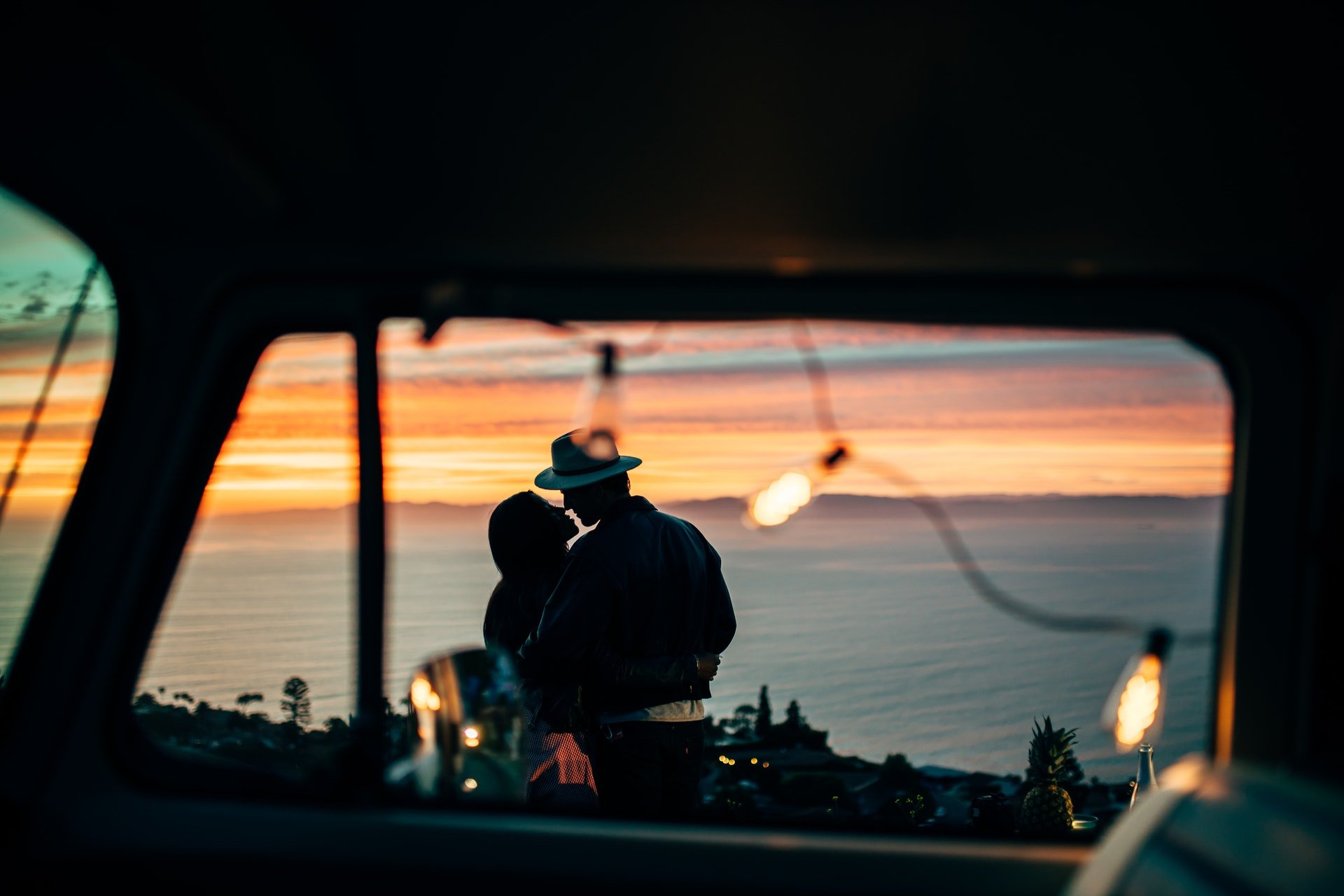 Paar Sonnenuntergang Meer Sommerurlaub Campingurlaub Lichterkette