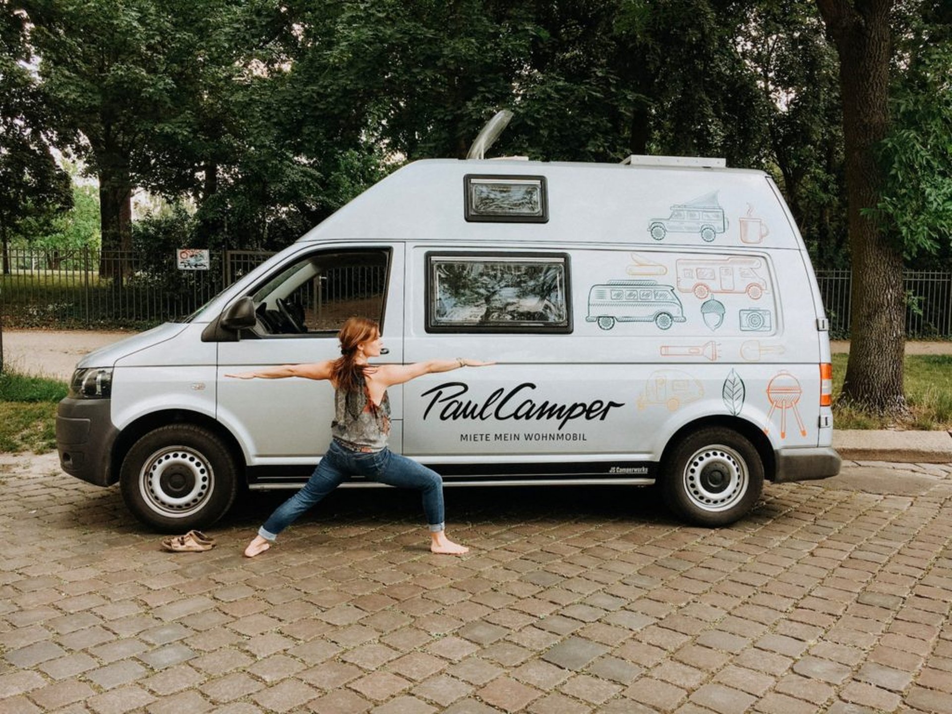 Yoga Krieger II Position - Miete einen Camper bei PaulCamper