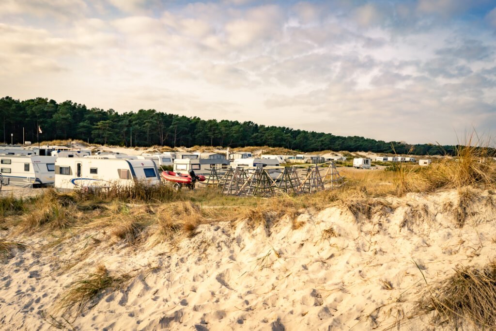 Sonniger Campingplatz am holländischen Meer: Wohnwagen, Strand und Urlaubsspaß!