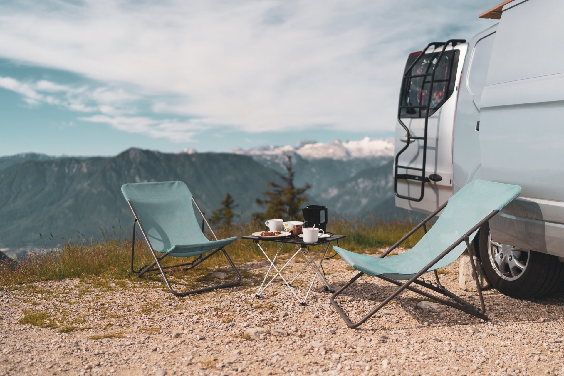 Dein Herbst-Campertrip:  Wohnmobil auf Stellplatz mit Blick auf die Natur.  Ideen für's lange Wochenende!