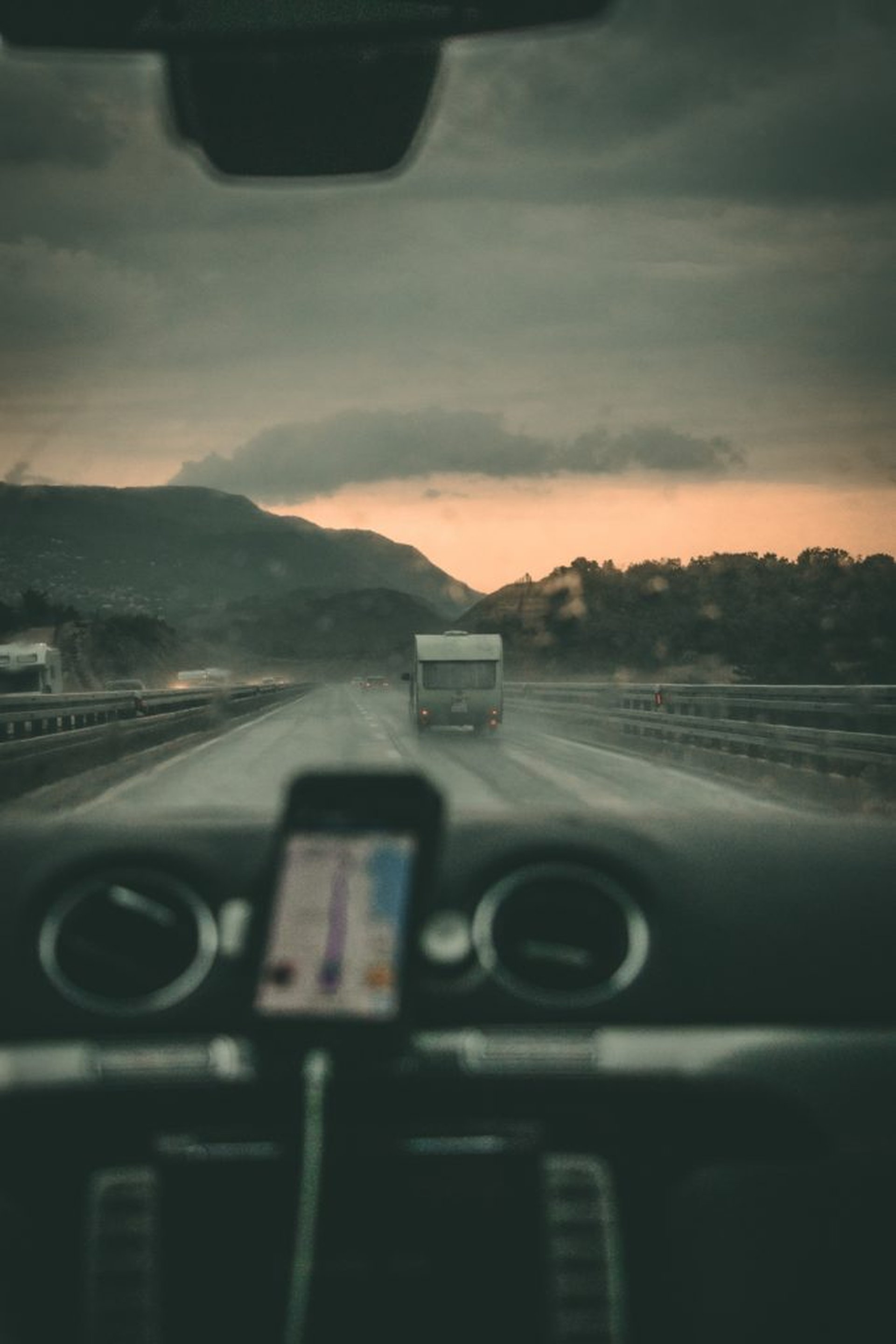 Kampeerauto’s rijden bij stormachtig weer - roland denes 795758 unsplash 683x1024