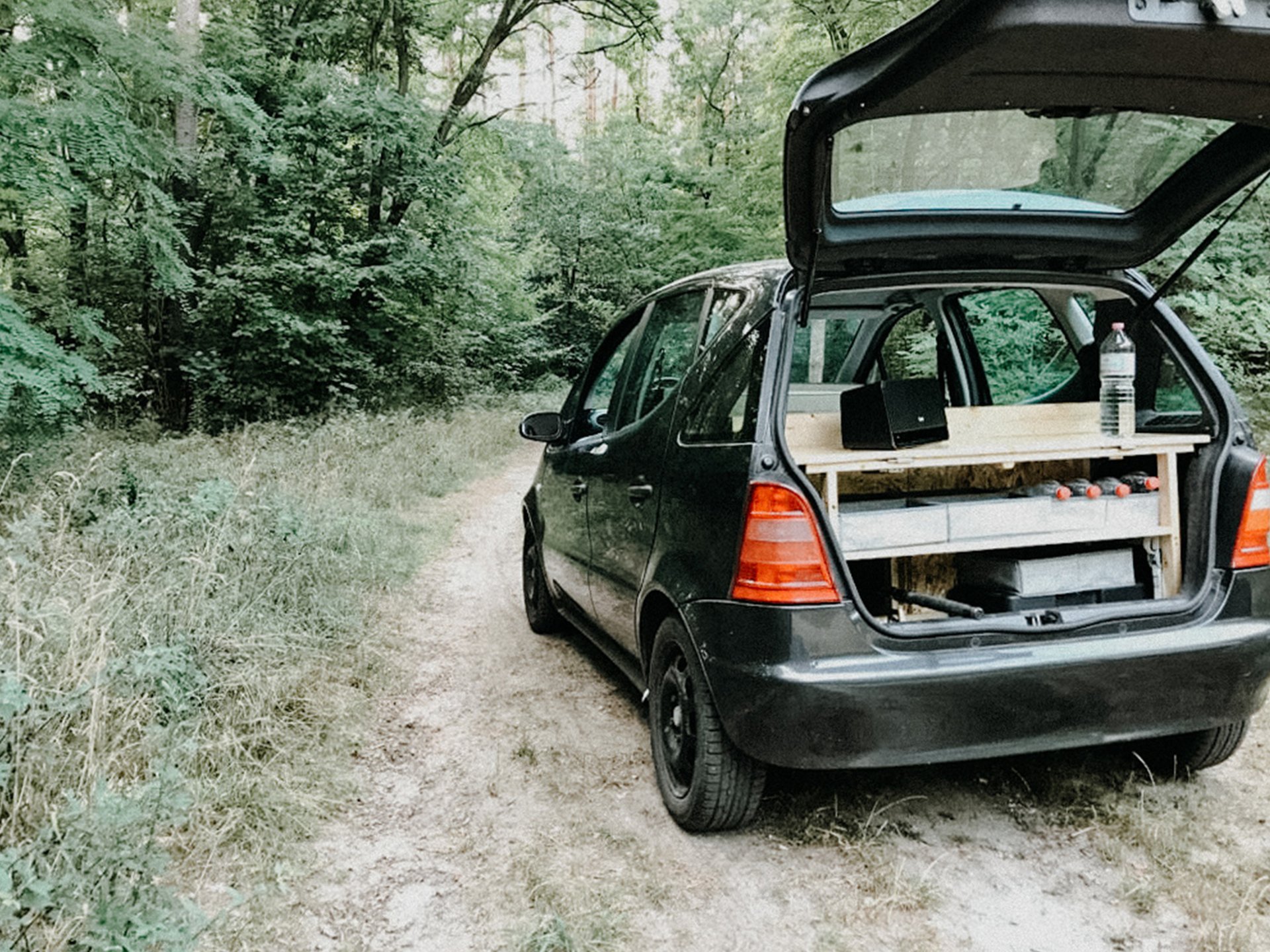 Dein Mikro-Camper: Clever umgebauter PKW bereit für die Reise!