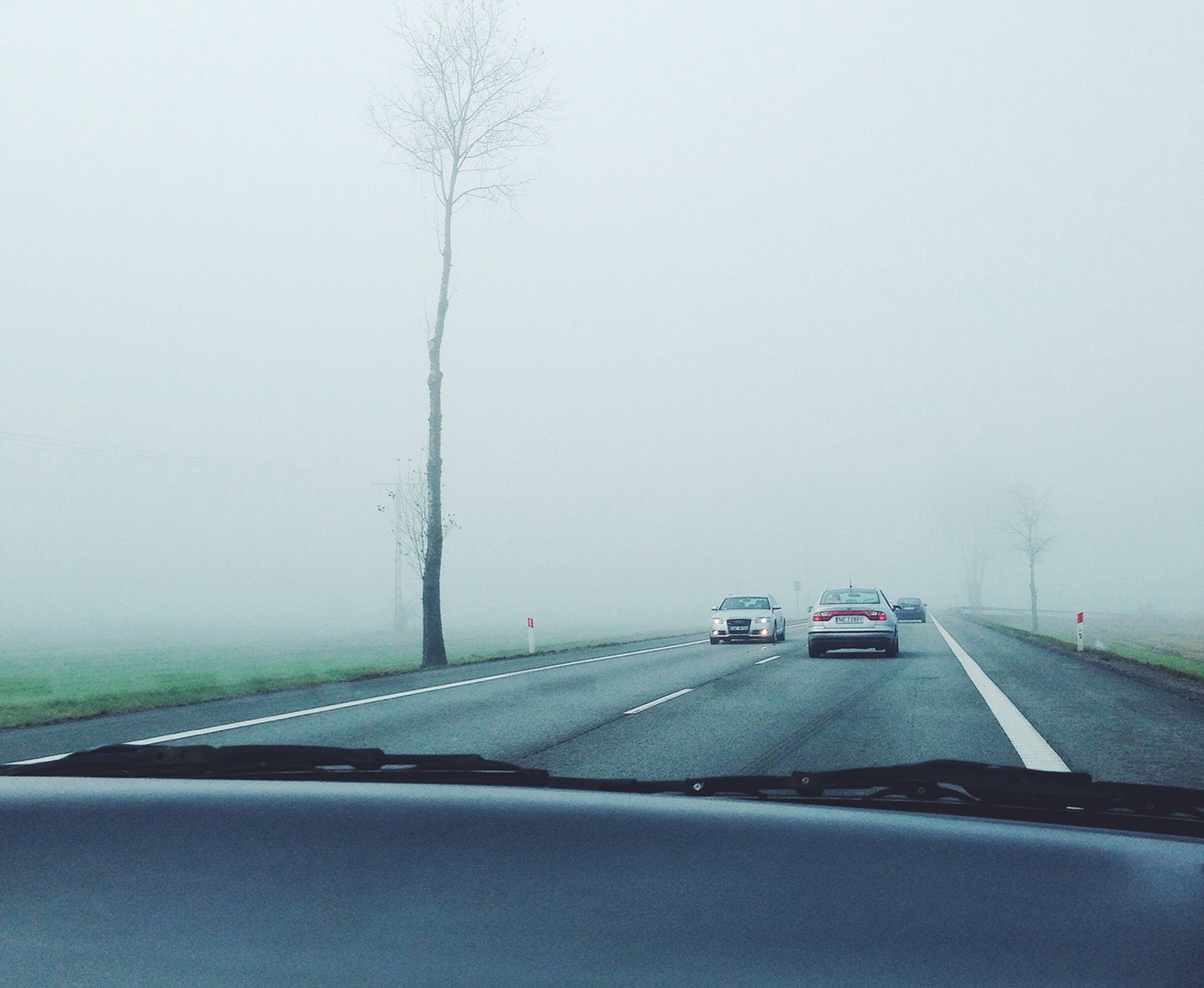 Wohnmobil im Nebel auf Verkehrssicherheit achten