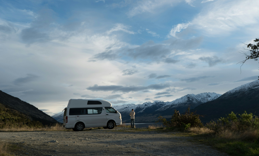 Campervan overlooking a stunning lake in Aotearoa, perfect for weekend getaways 'n' quick trips.
