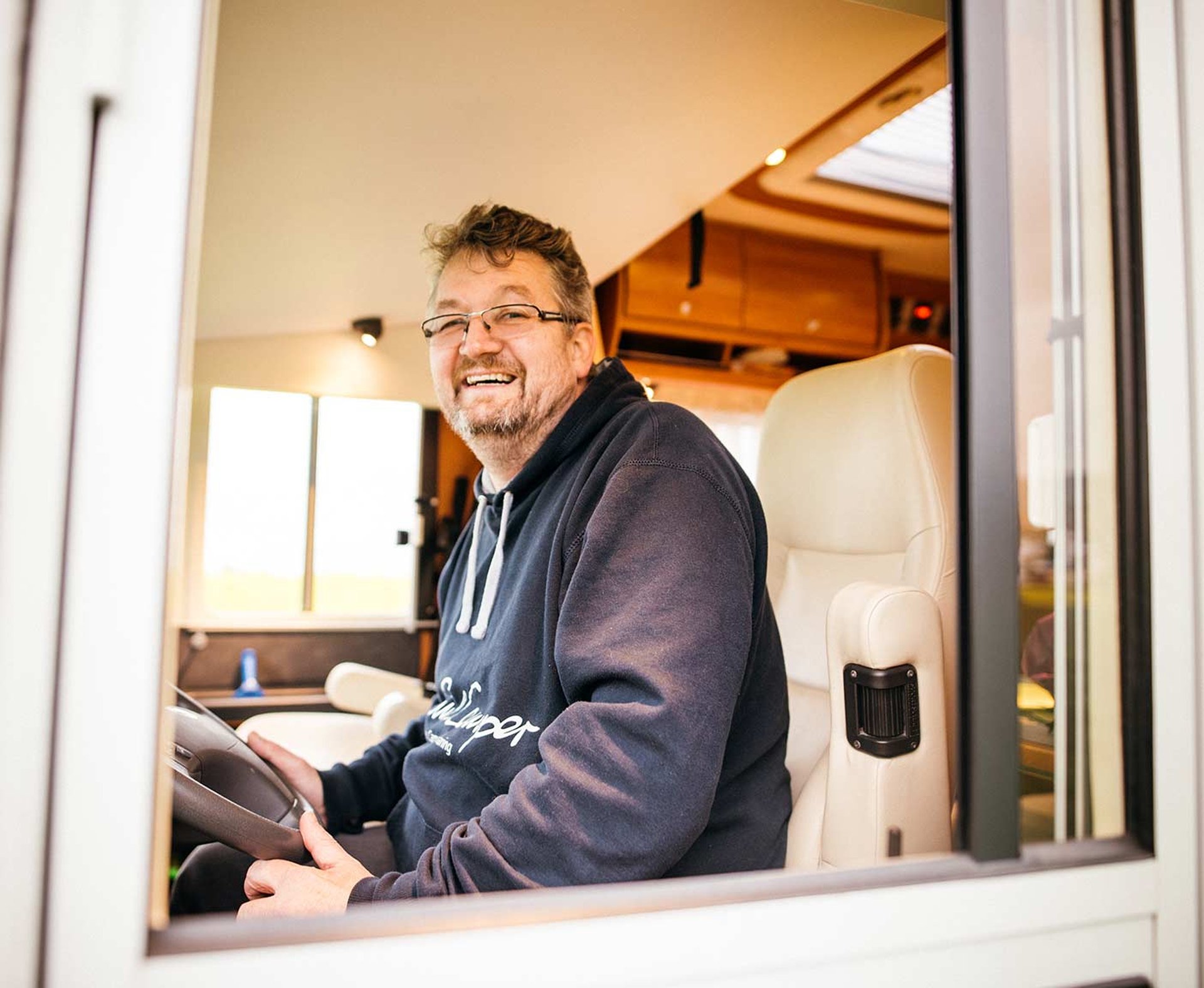 Mann am Steuer im Wohnmobil, Vermieter werden bei PaulCamper