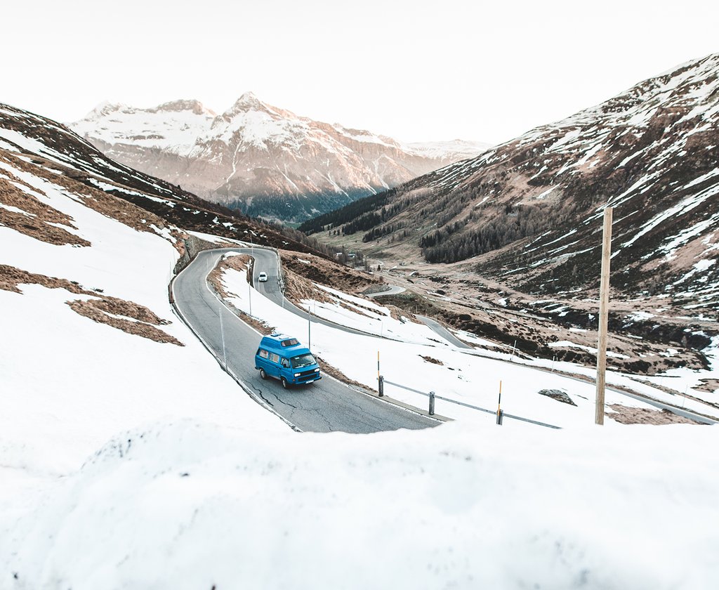 Wohnmobil im Schnee auf'm Campingplatz. Bereit für'n Winter-Trip, oder? ❄️