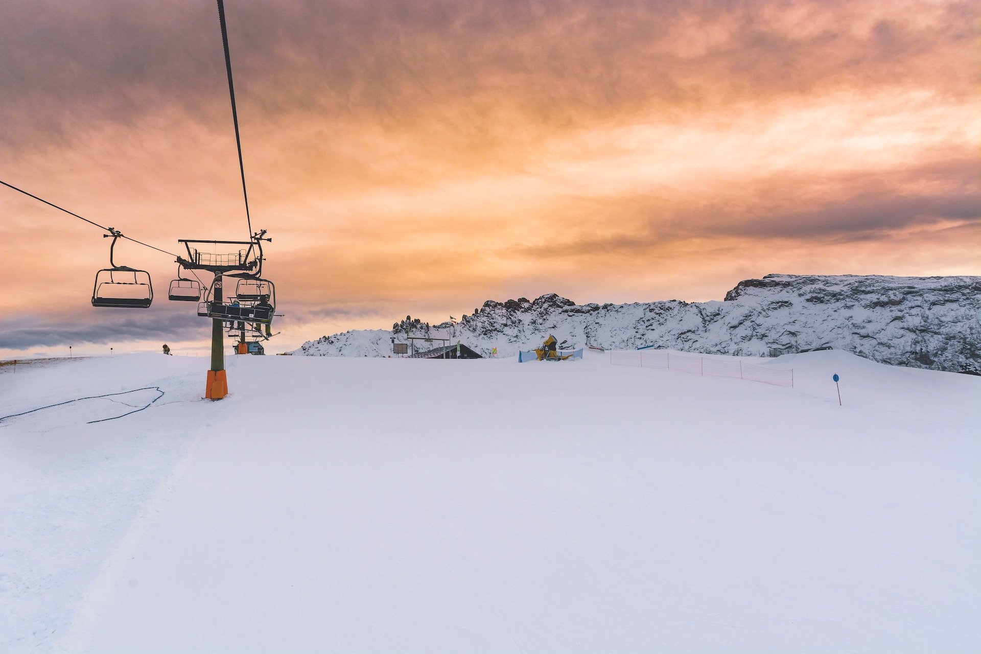 Sonnenuntergang Skipiste Skilift verschneite Berglandschaft