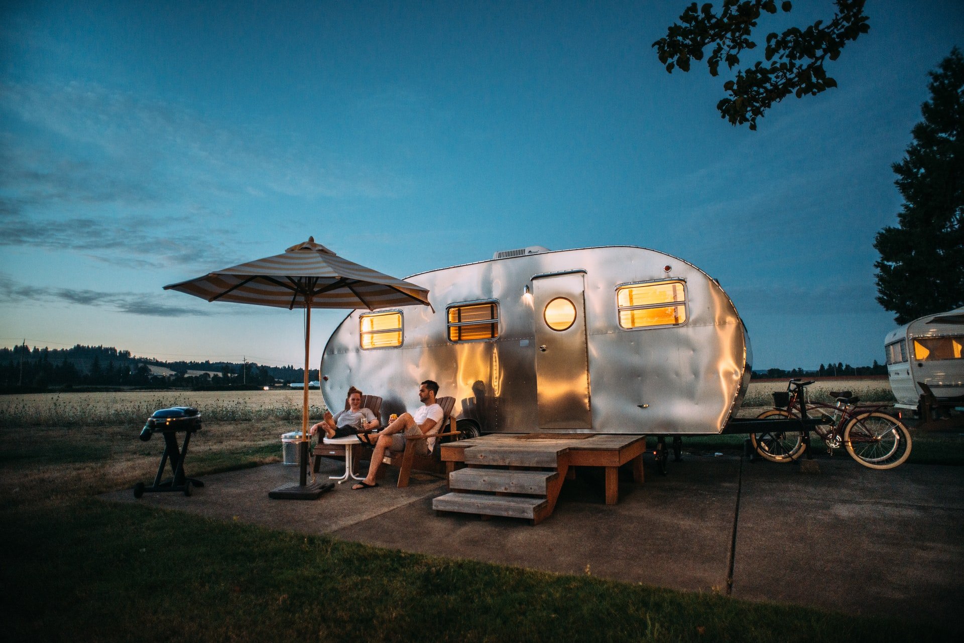 Wohnwagen Sonnenuntergang Paar Natur Sternenhimmel Campingurlaub
