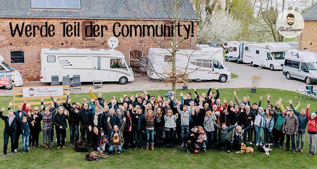 Freunde genießen gemeinsam Urlaub mit Wohnmobil auf dem Campingplatz.