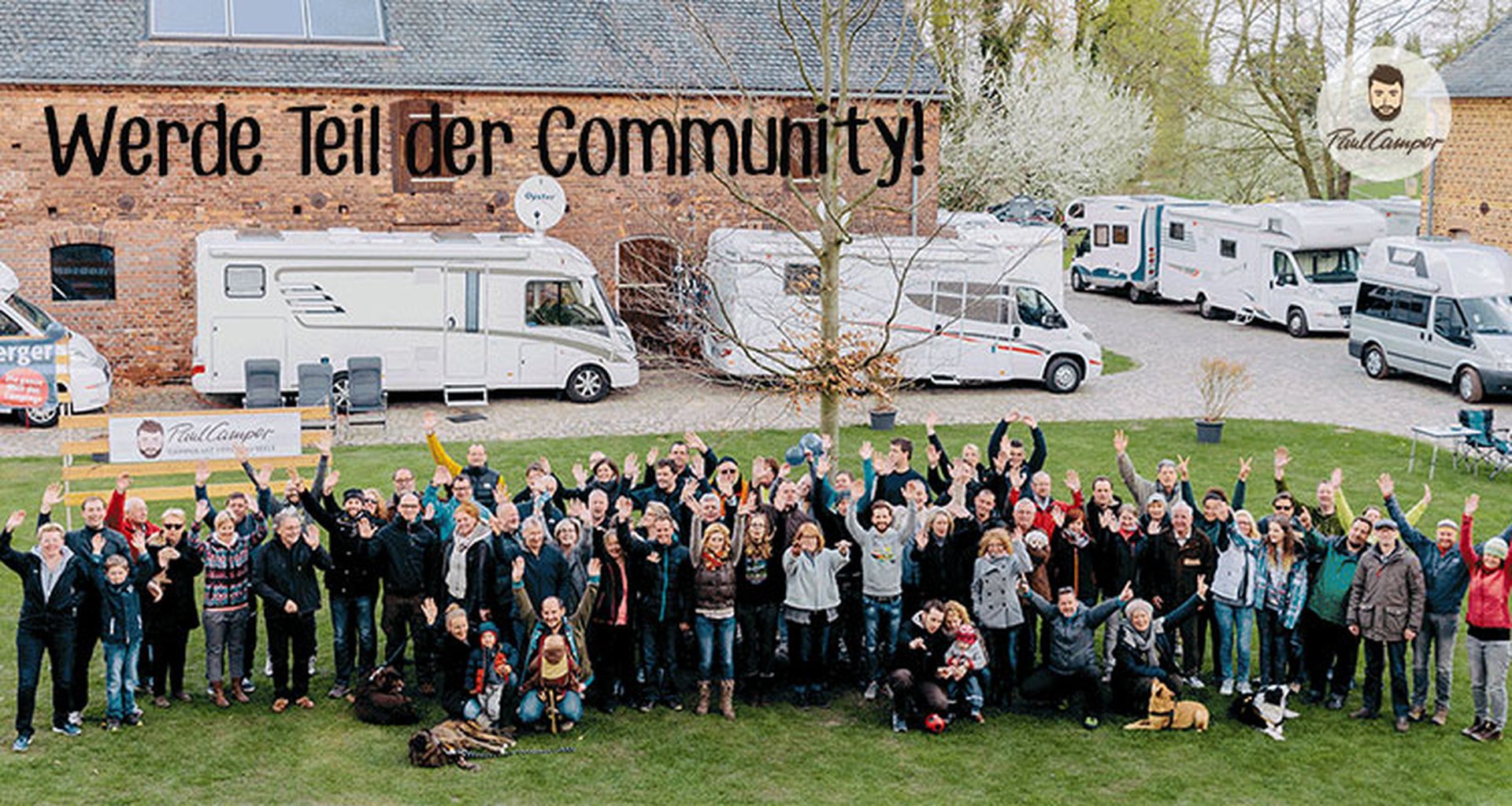 Freunde genießen gemeinsam Urlaub mit Wohnmobil auf dem Campingplatz.