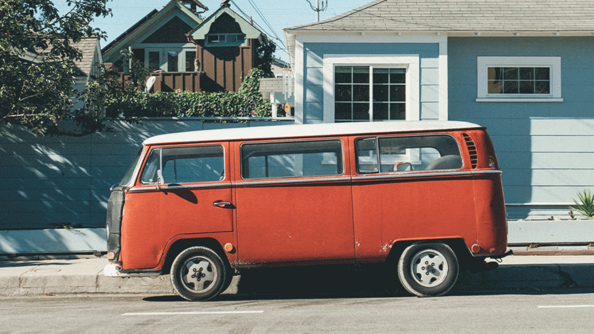 Familie genießt die Elternzeit beim Camping: Wohnmobil am See.