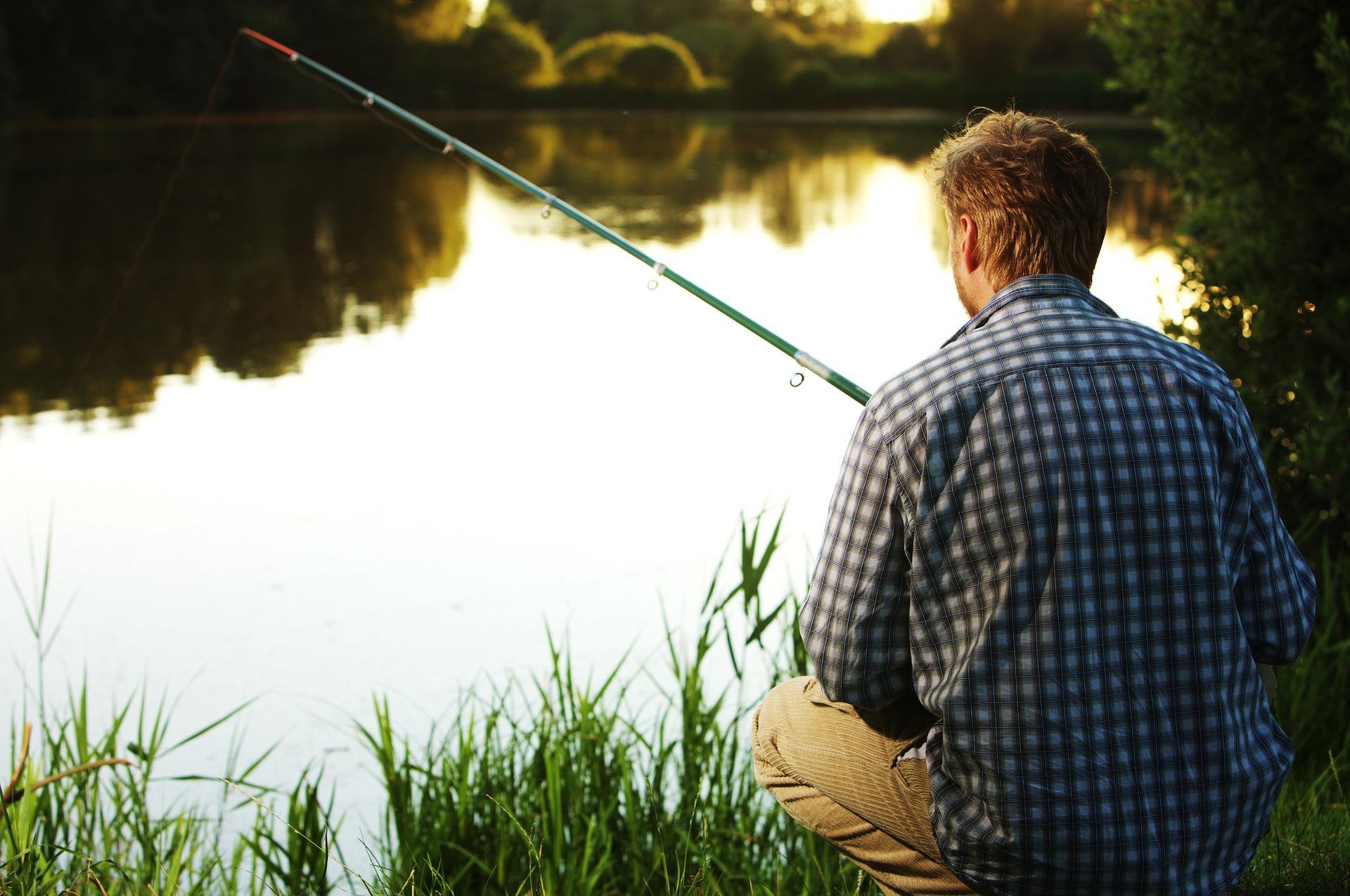Angler am Forellensee in der Nähe von Hamburg