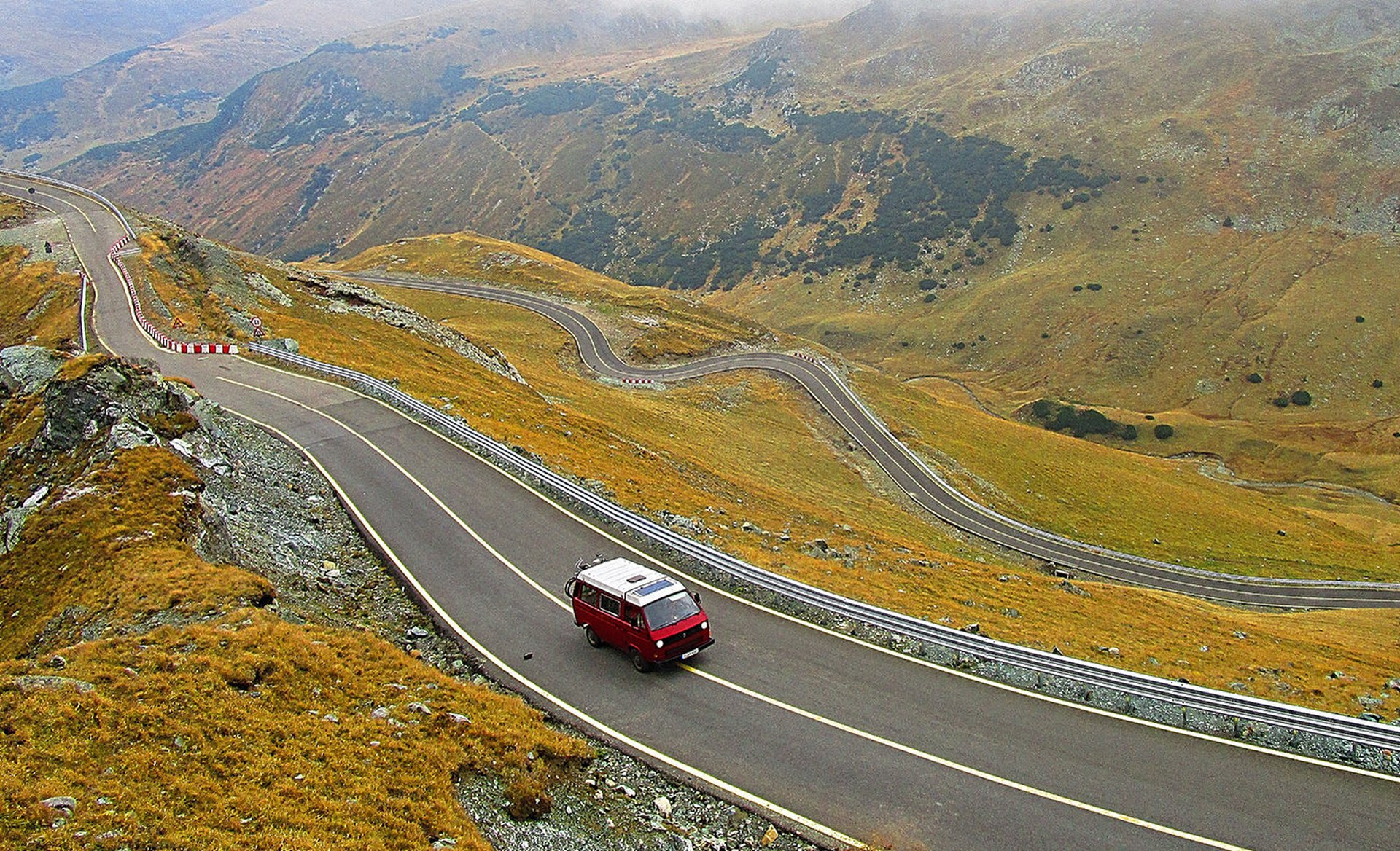 VW Bus mieten auf Serpentinen