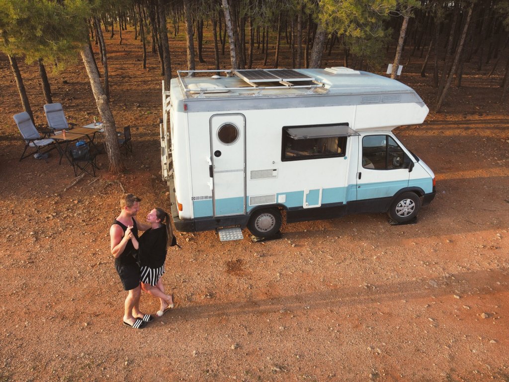 Camping-Abenteuer mit Berta: Wohnwagen, Ausrüstung und Du auf Reise!